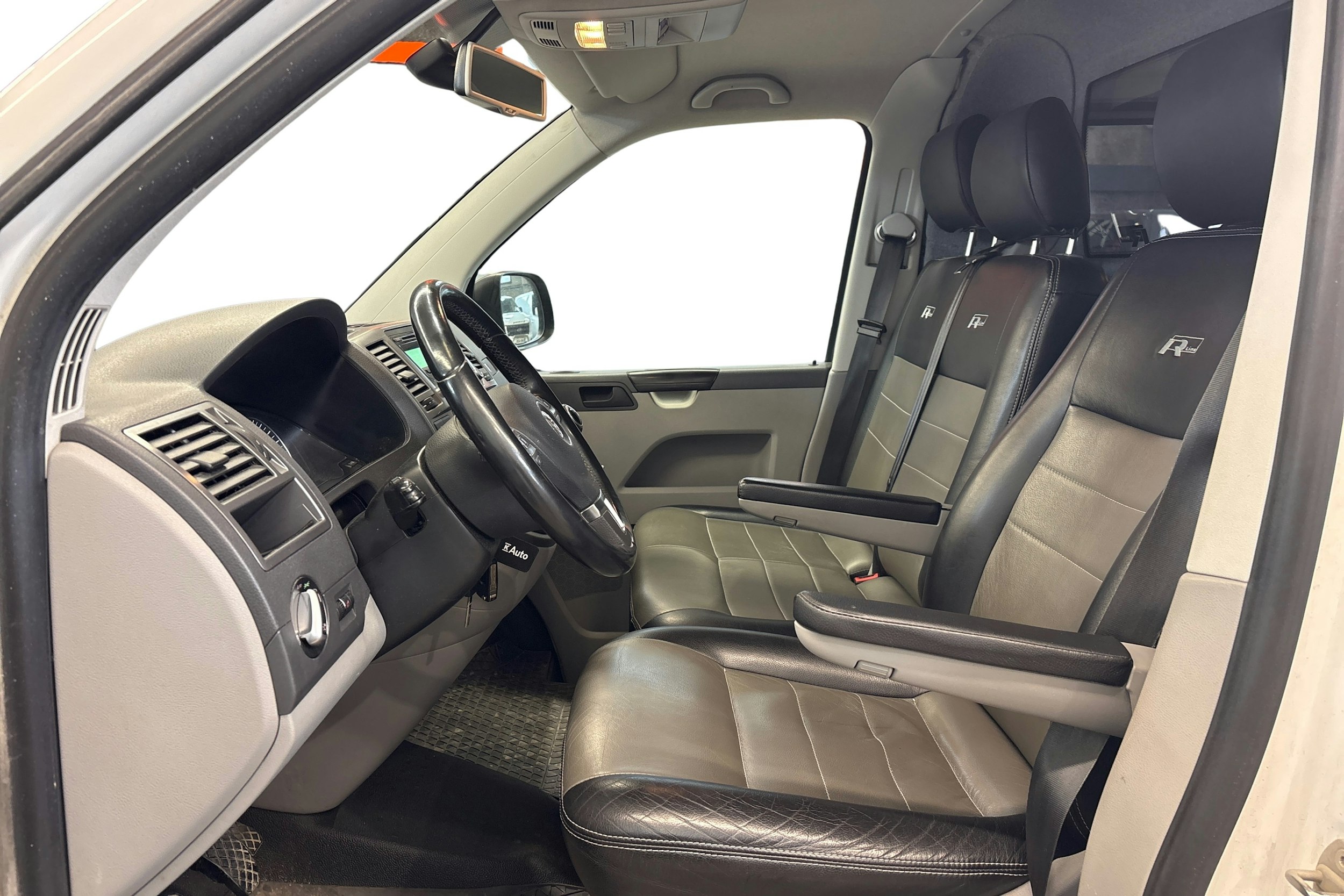 valkoinen Volkswagen Transporter 2015 kuva 3.