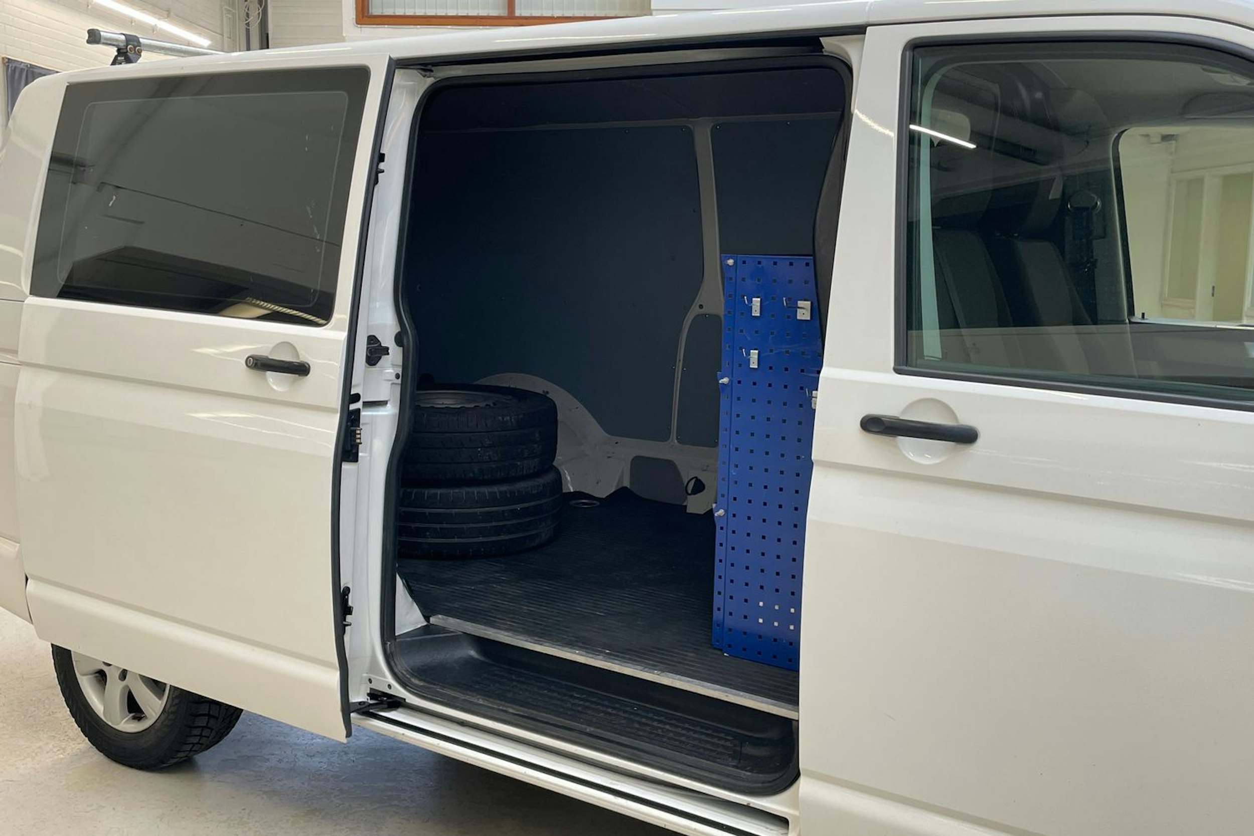 valkoinen Volkswagen Transporter 2015 kuva 13.