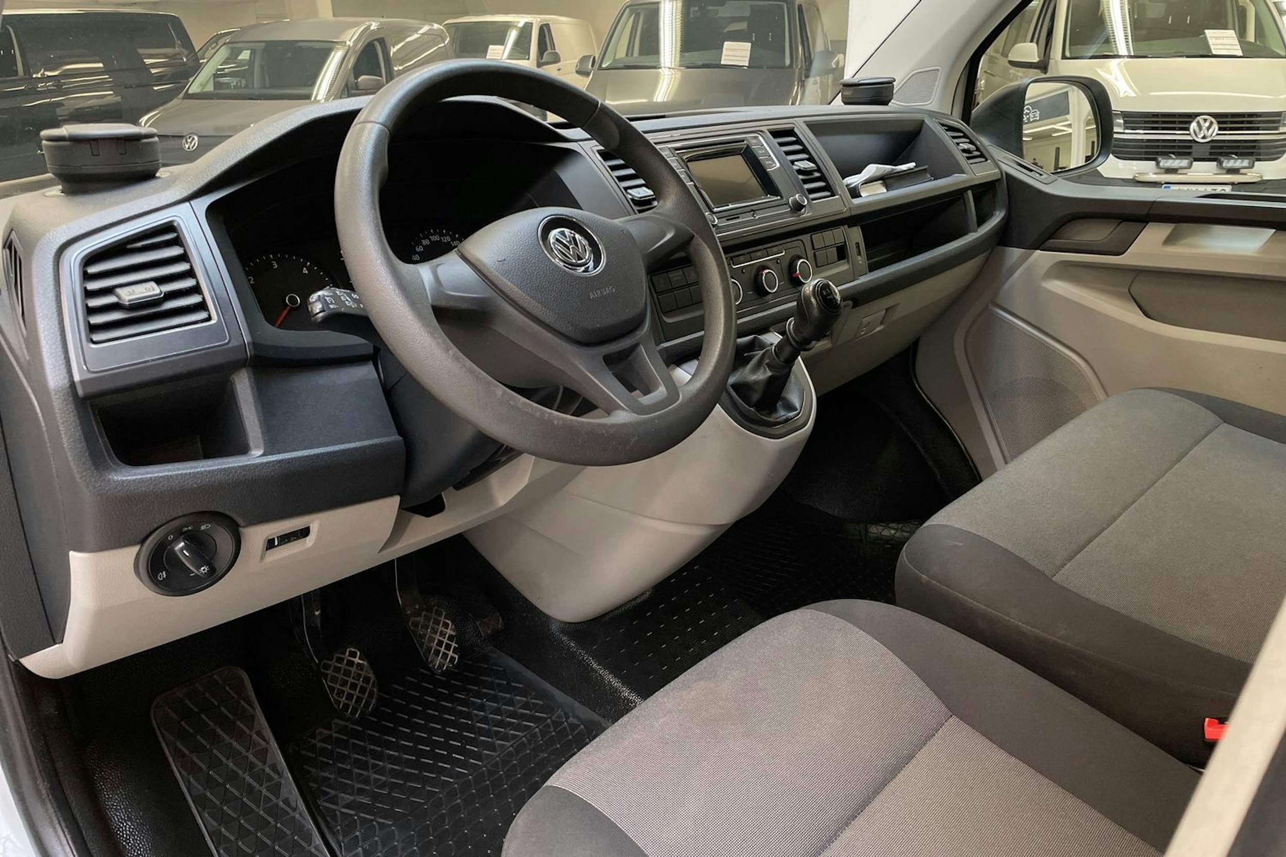 valkoinen Volkswagen Transporter 2015 kuva 6.