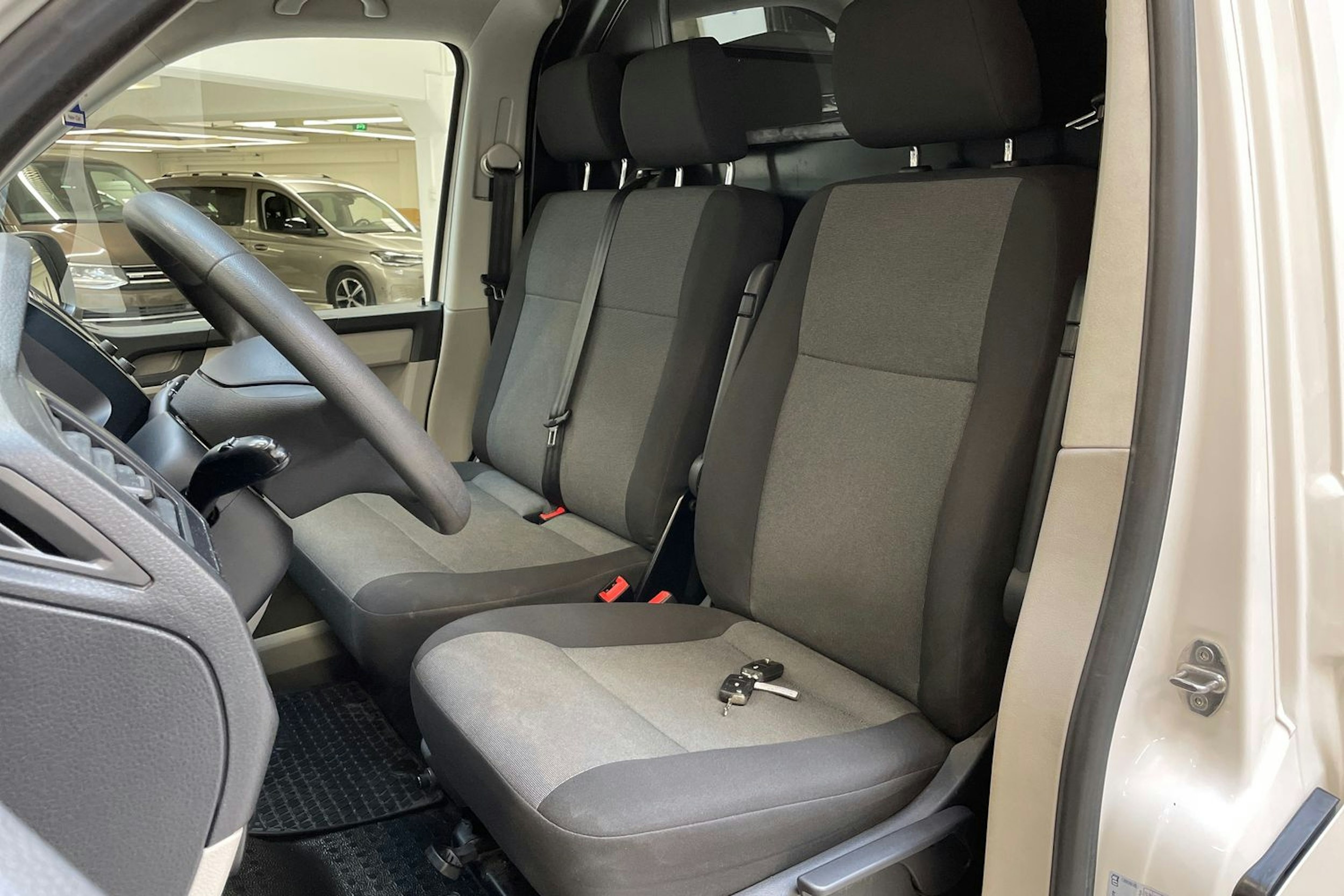 valkoinen Volkswagen Transporter 2015 kuva 7.