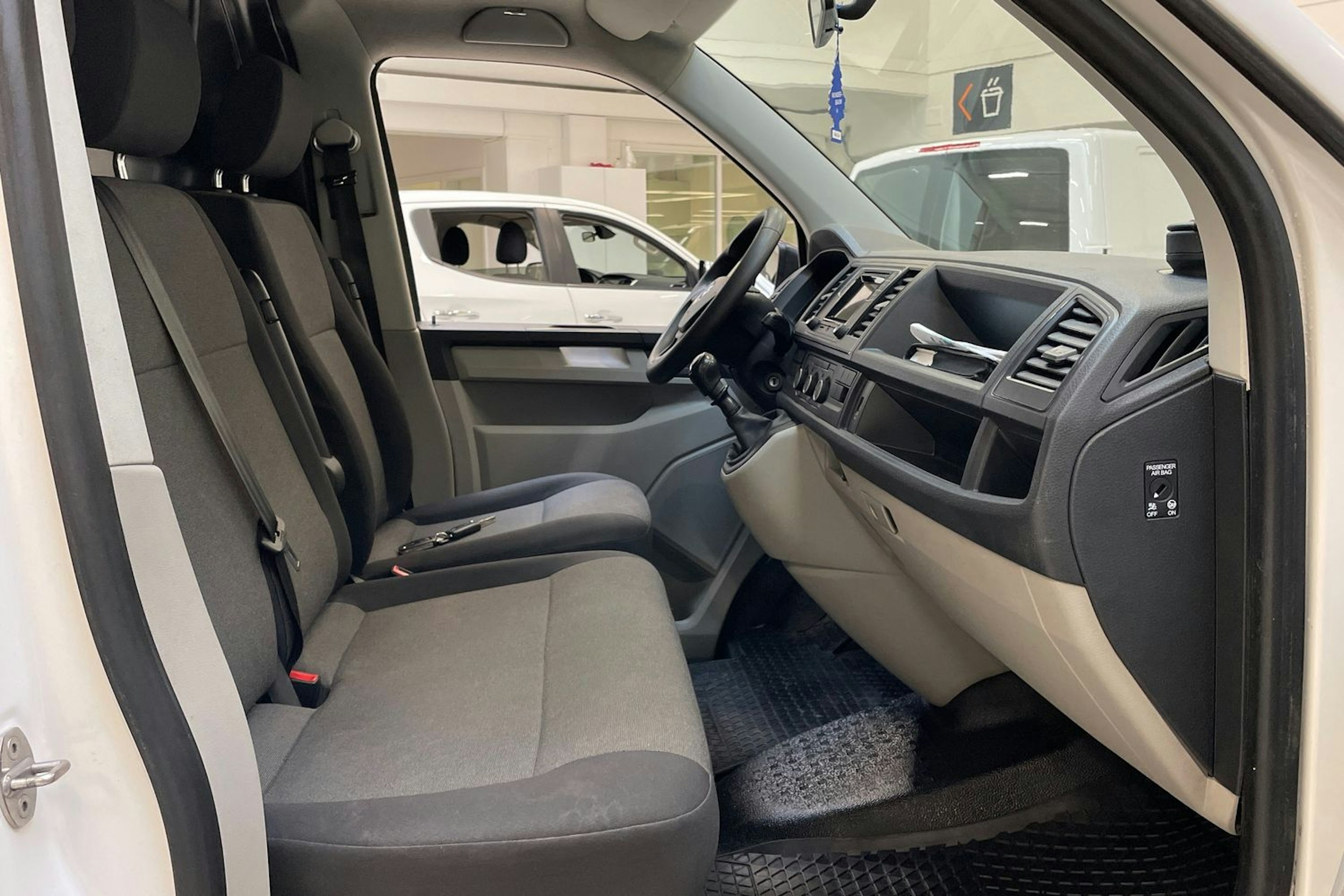 valkoinen Volkswagen Transporter 2015 kuva 8.