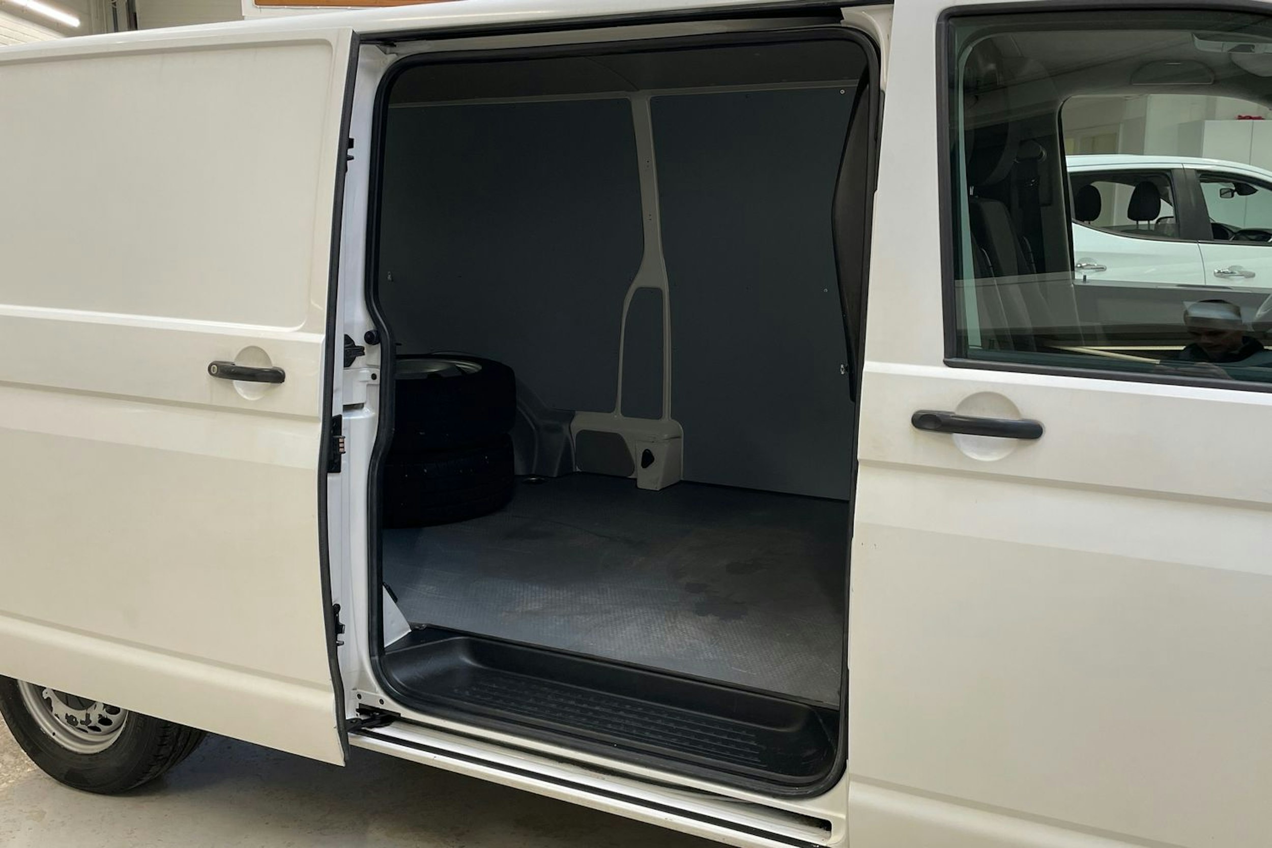 valkoinen Volkswagen Transporter 2015 kuva 10.