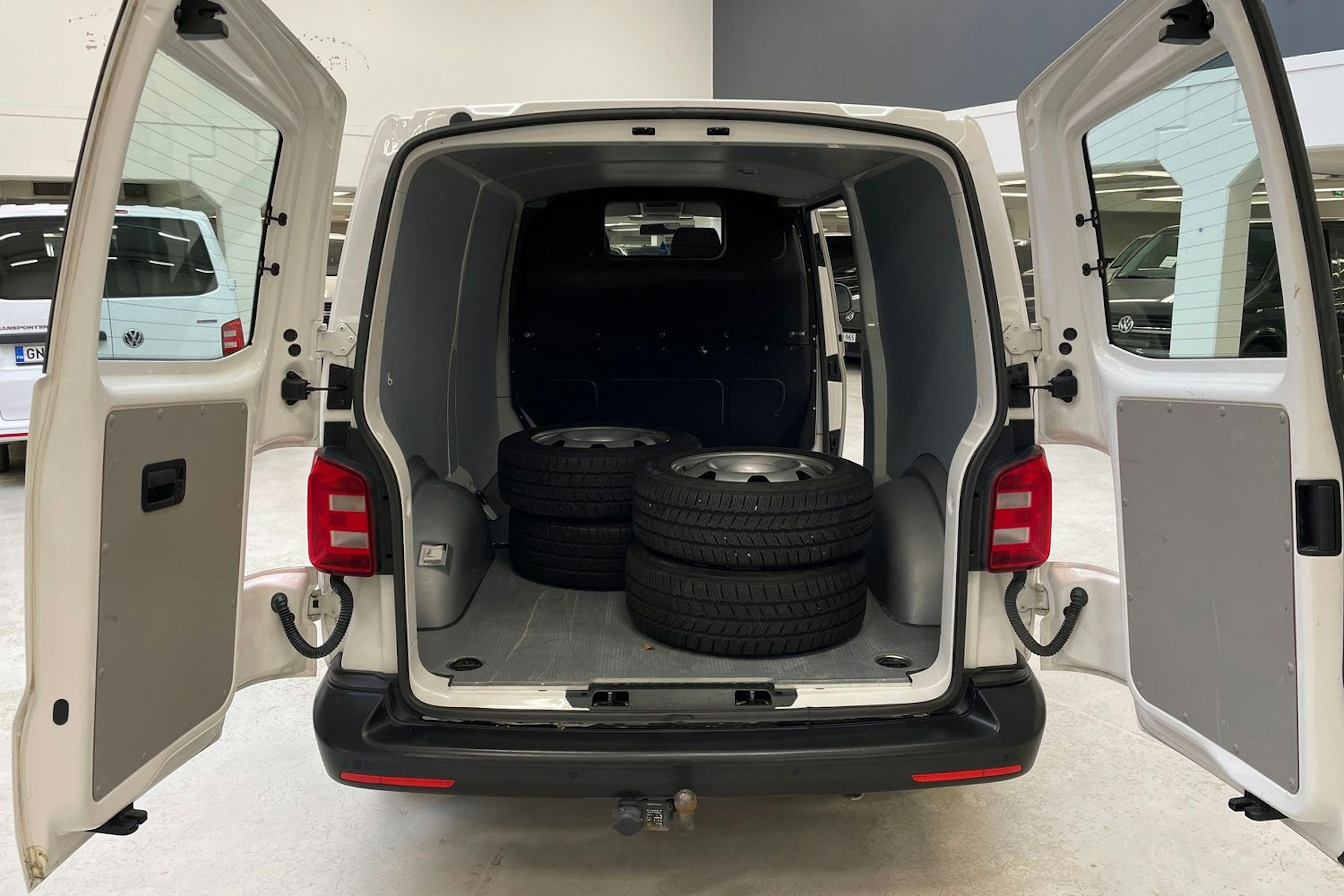 valkoinen Volkswagen Transporter 2015 kuva 11.