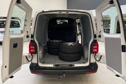 valkoinen Volkswagen Transporter 2015 kuva 11.