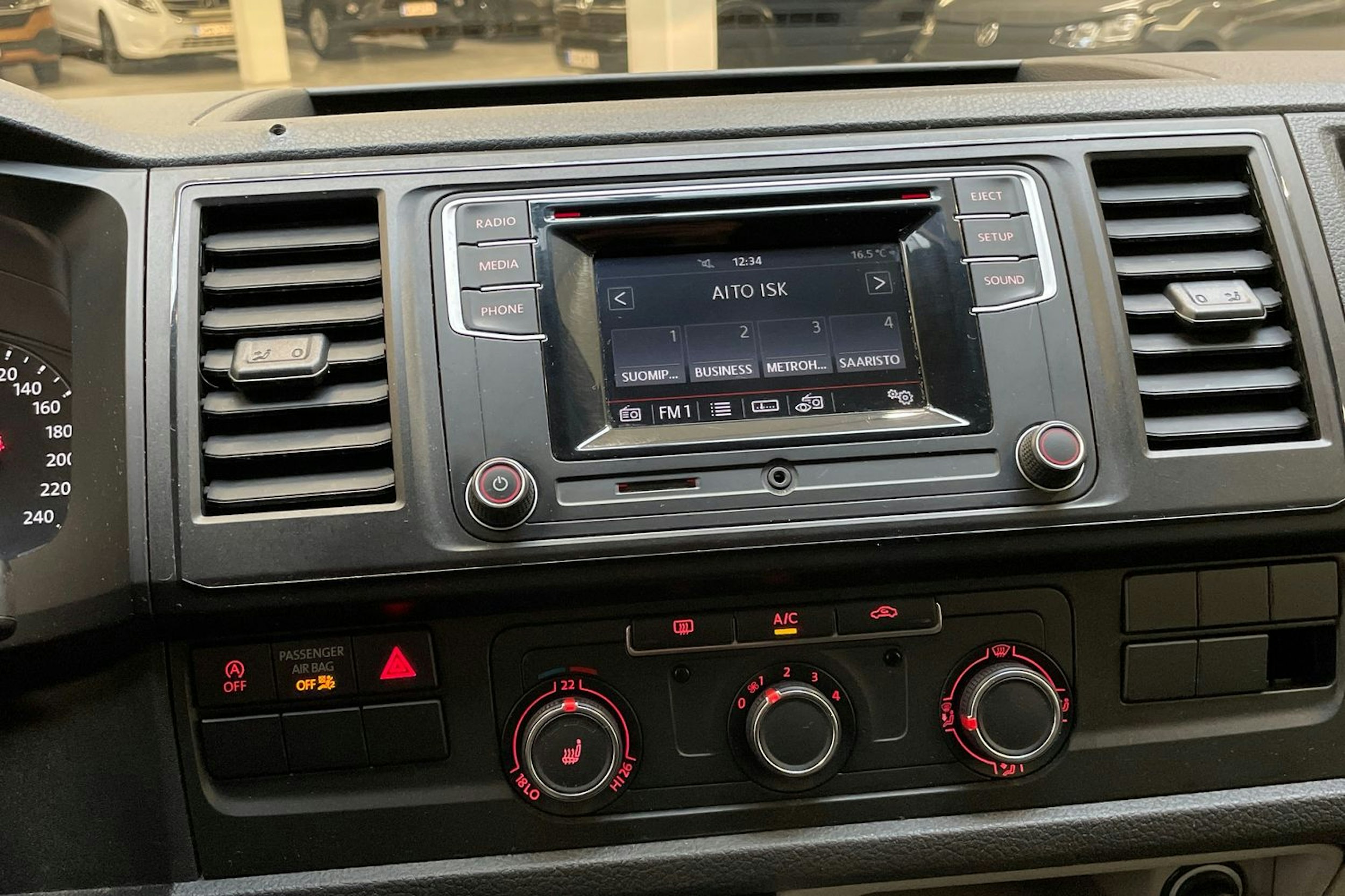 valkoinen Volkswagen Transporter 2015 kuva 15.