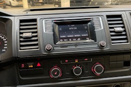 valkoinen Volkswagen Transporter 2015 kuva 15.