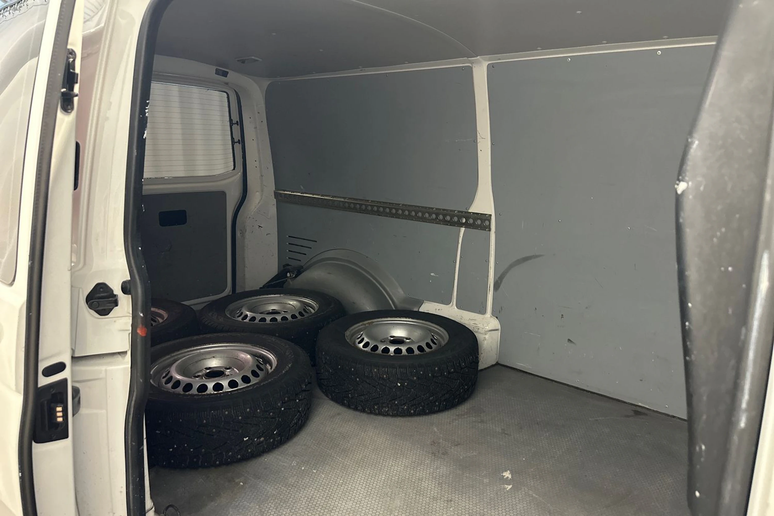 valkoinen Volkswagen Transporter 2015 kuva 13.