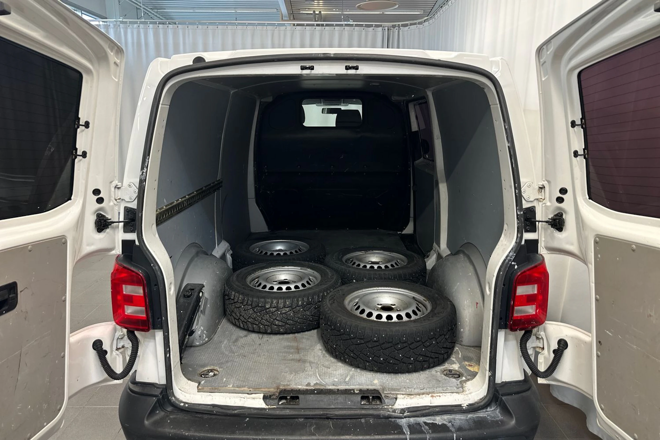 valkoinen Volkswagen Transporter 2015 kuva 15.