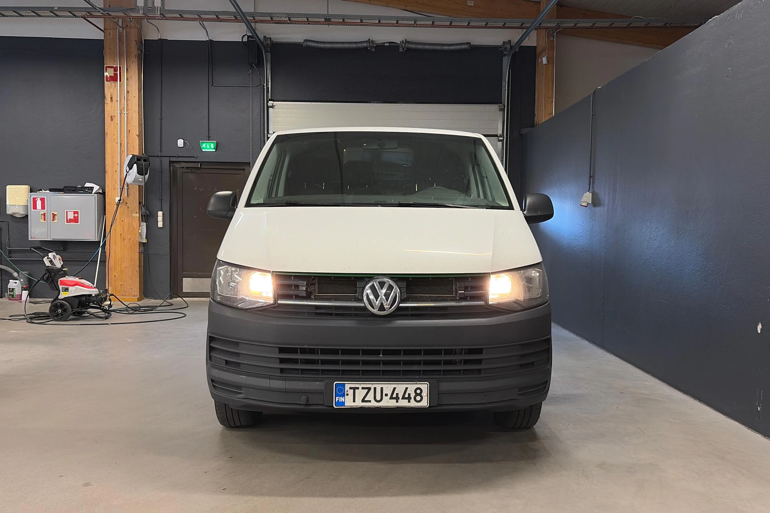 valkoinen Volkswagen Transporter 2015 kuva 3.