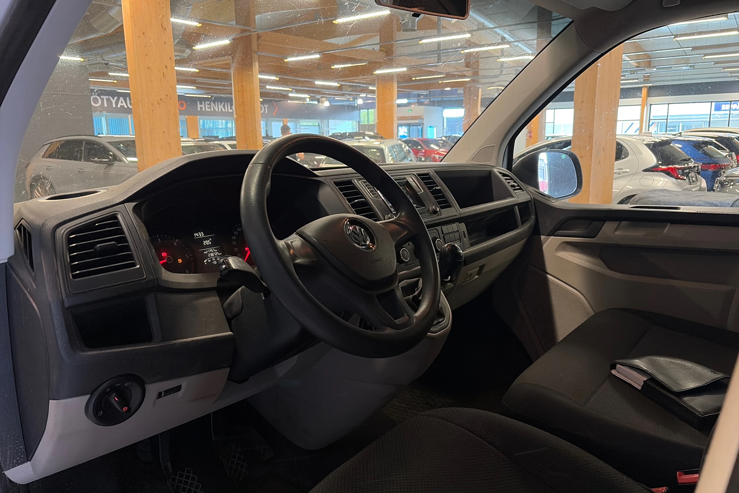 valkoinen Volkswagen Transporter 2015 kuva 6.