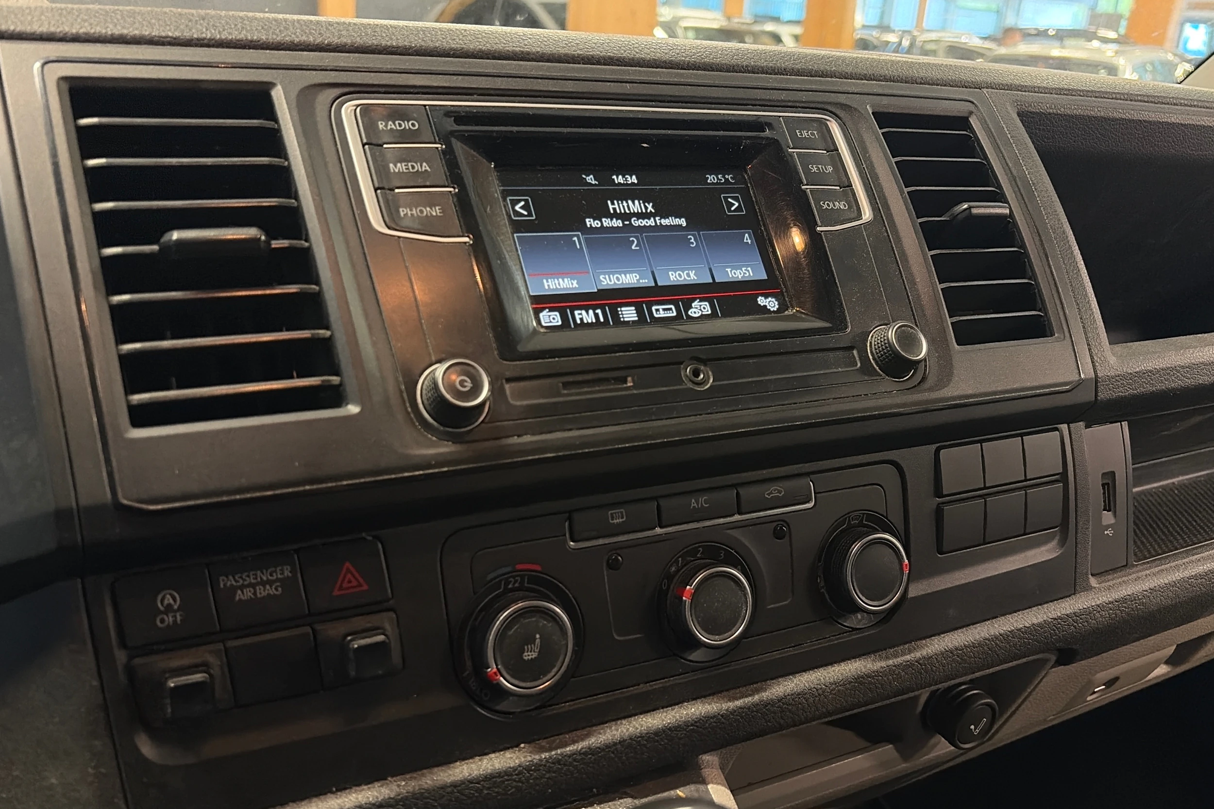 valkoinen Volkswagen Transporter 2015 kuva 10.