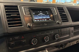 valkoinen Volkswagen Transporter 2015 kuva 10.