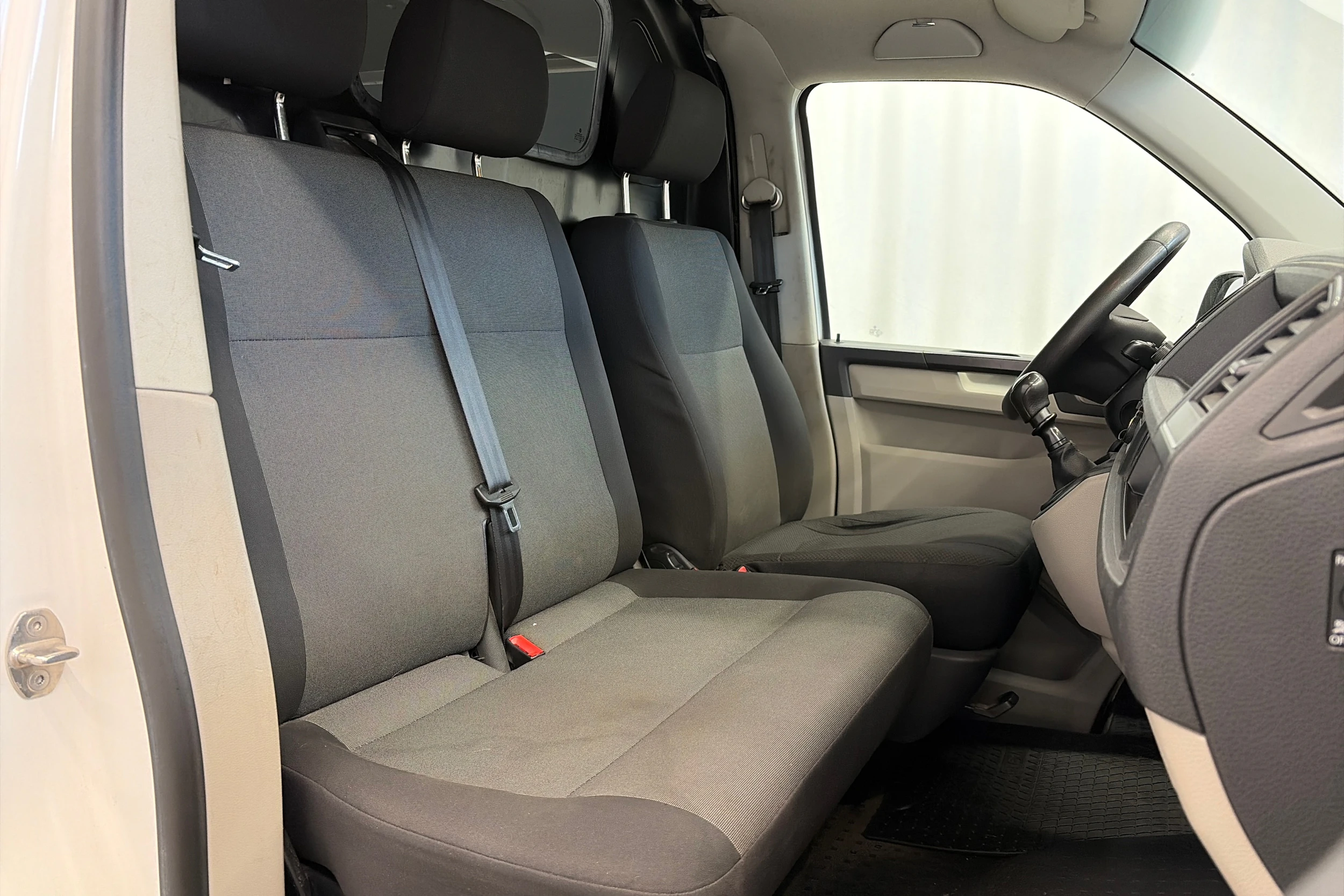 valkoinen Volkswagen Transporter 2016 kuva 11.