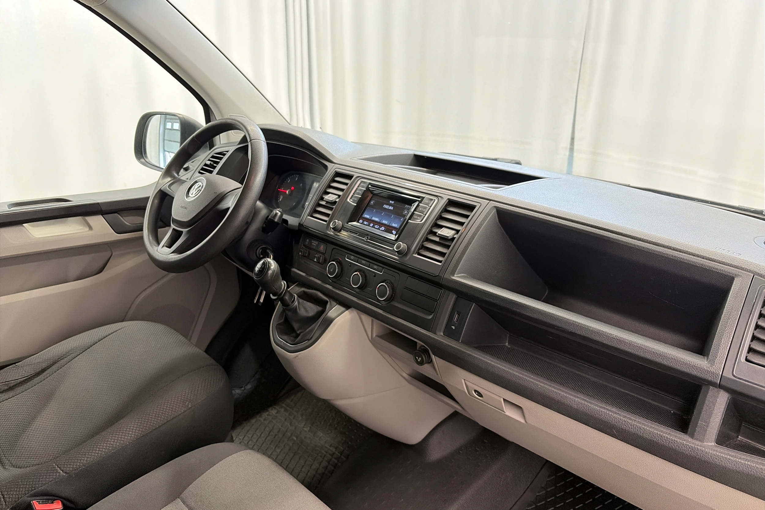 valkoinen Volkswagen Transporter 2016 kuva 12.