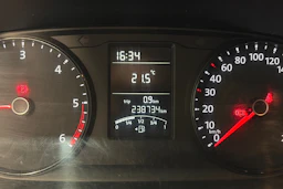 valkoinen Volkswagen Transporter 2016 kuva 16.