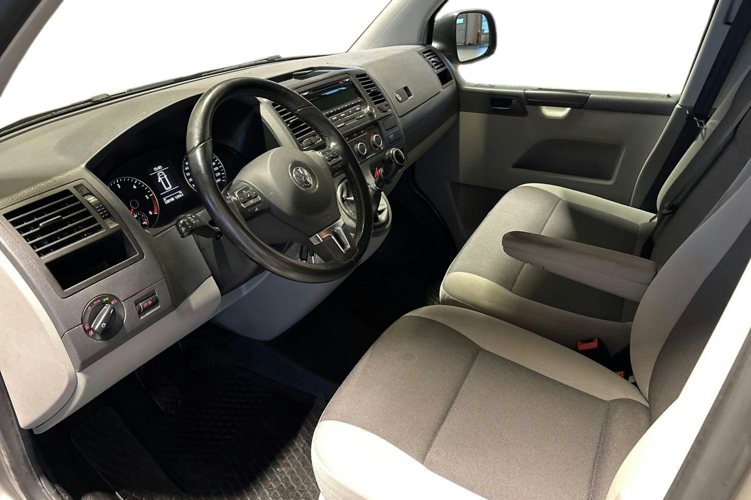 Ruskea (beige) Volkswagen TRANSPORTER 2015 kuva 8.