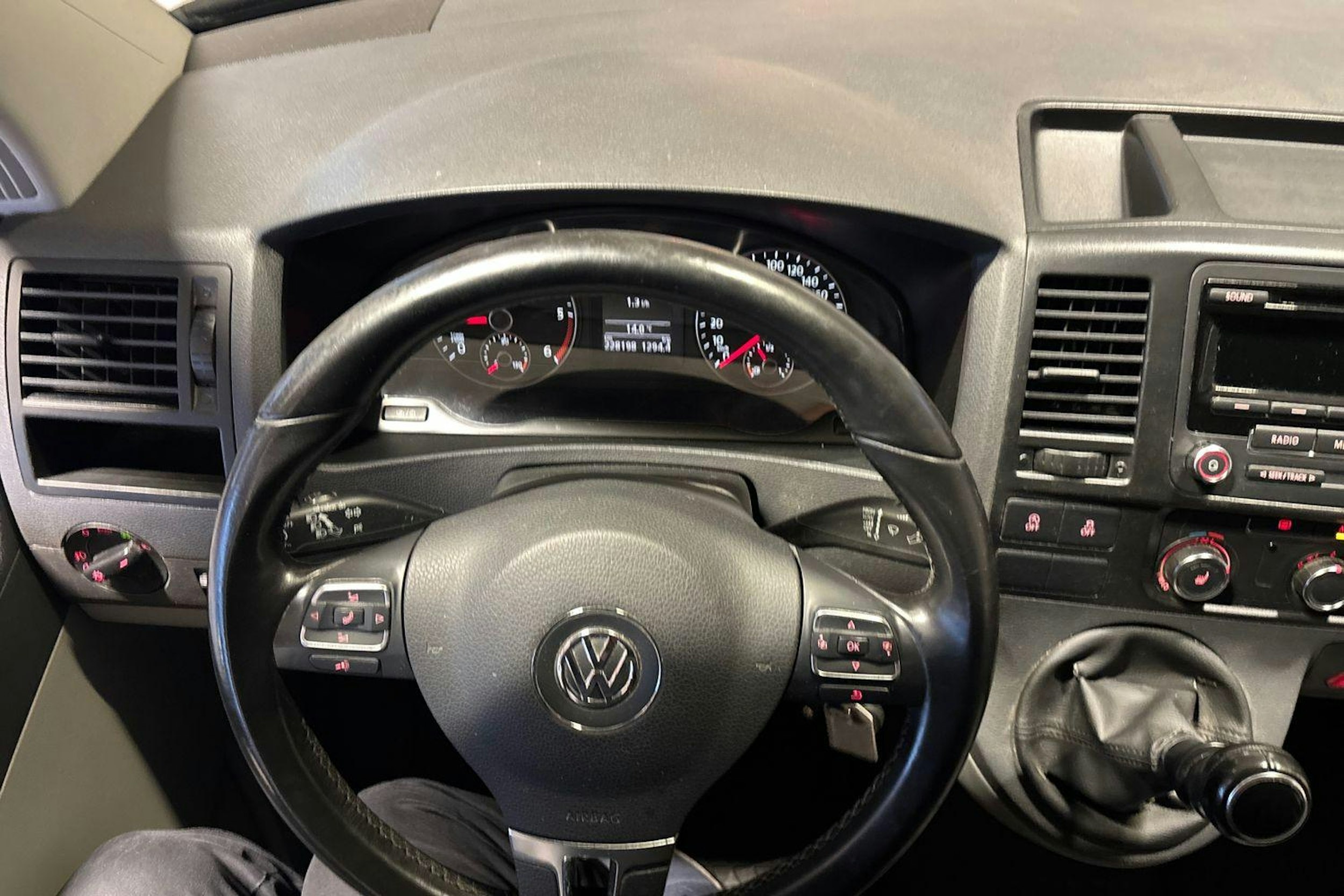 Ruskea (beige) Volkswagen TRANSPORTER 2015 kuva 9.