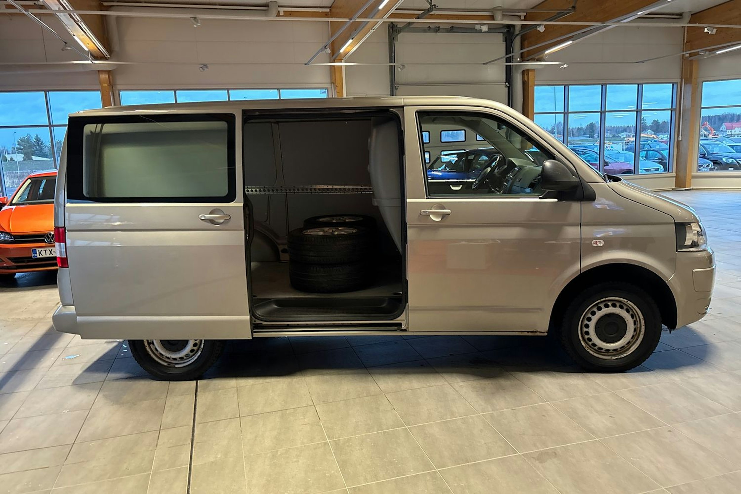 Ruskea (beige) Volkswagen TRANSPORTER 2015 kuva 15.