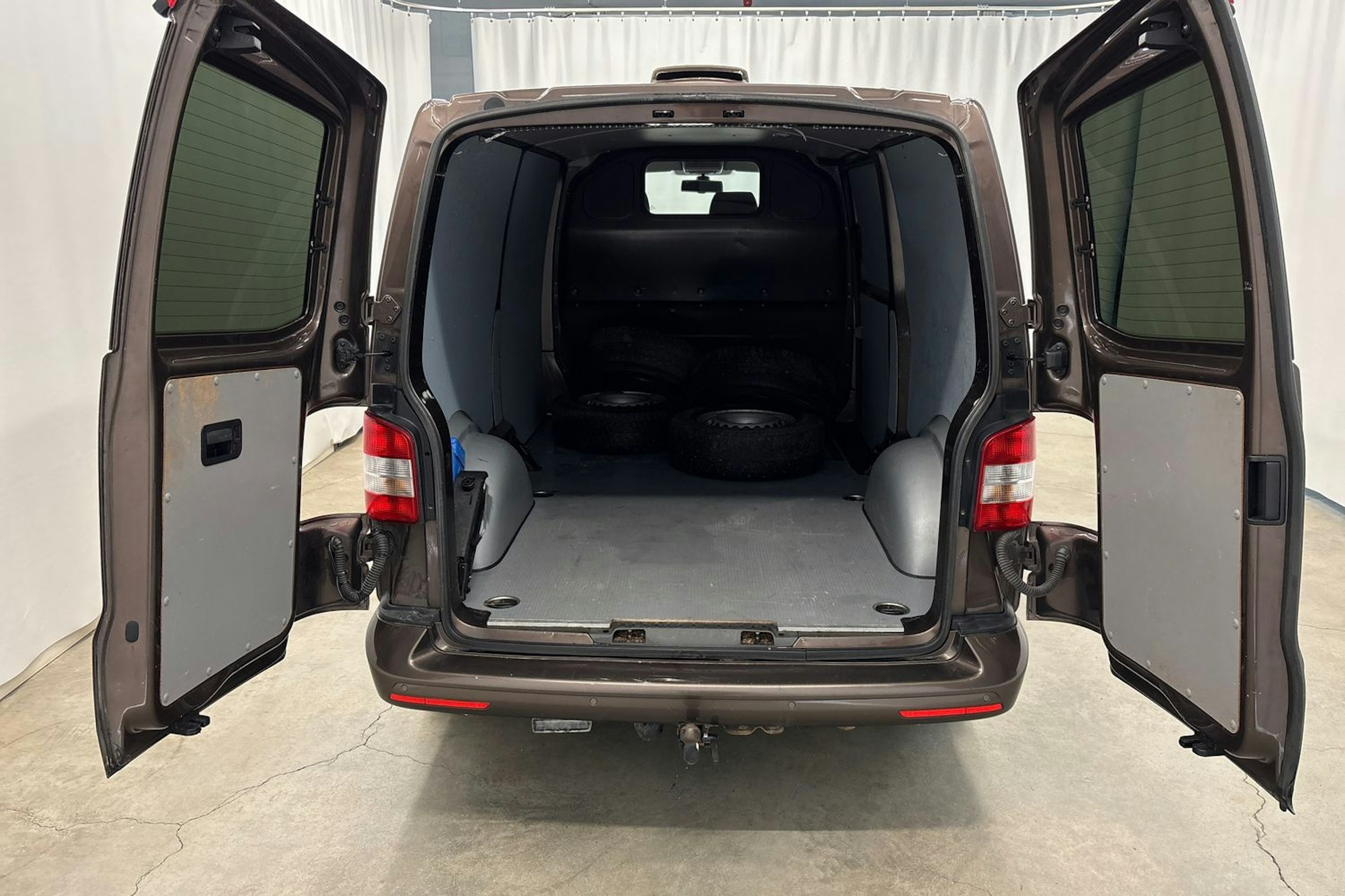 ruskea (beige) Volkswagen Transporter 2015 kuva 16.