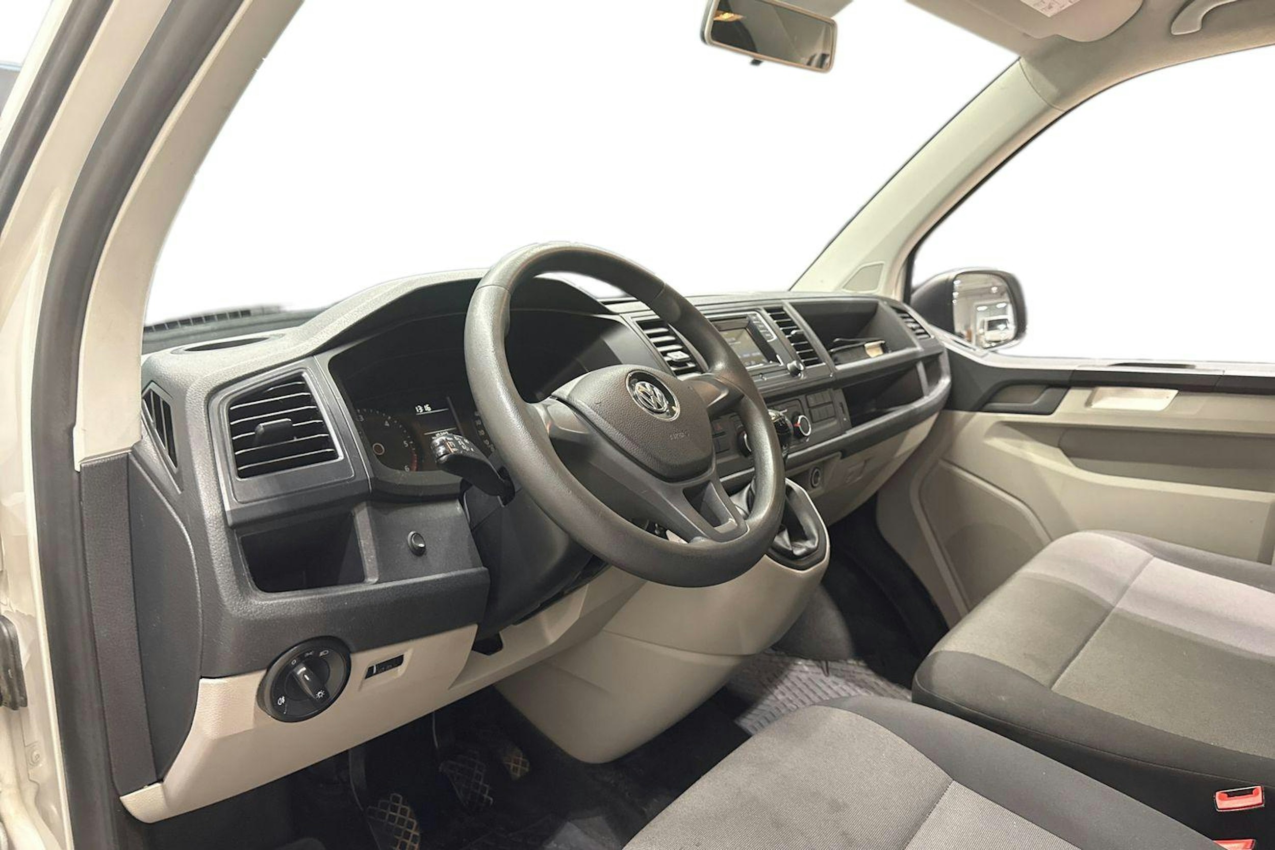 Valkoinen Volkswagen Transporter 2016 kuva 7.