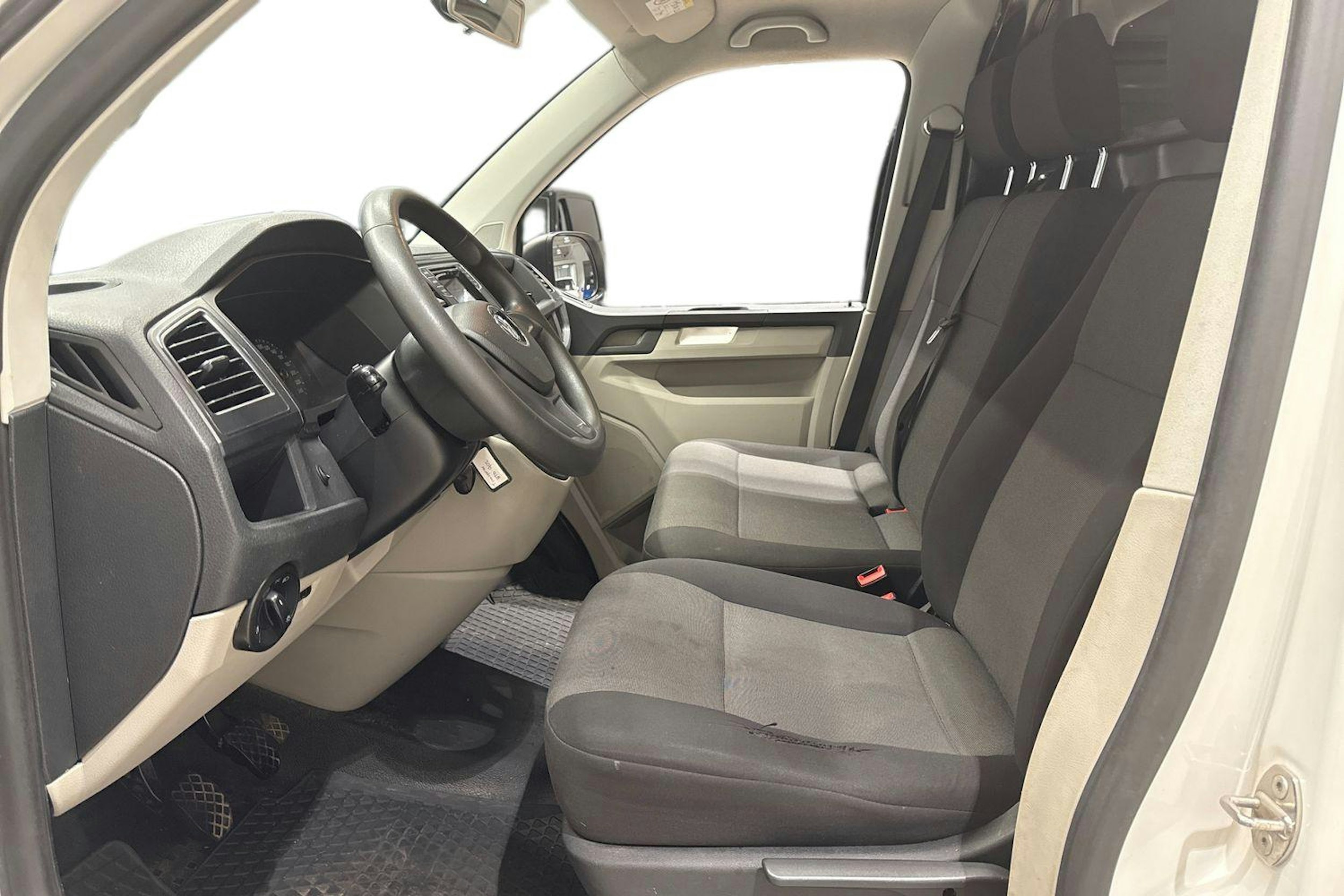 Valkoinen Volkswagen Transporter 2016 kuva 9.