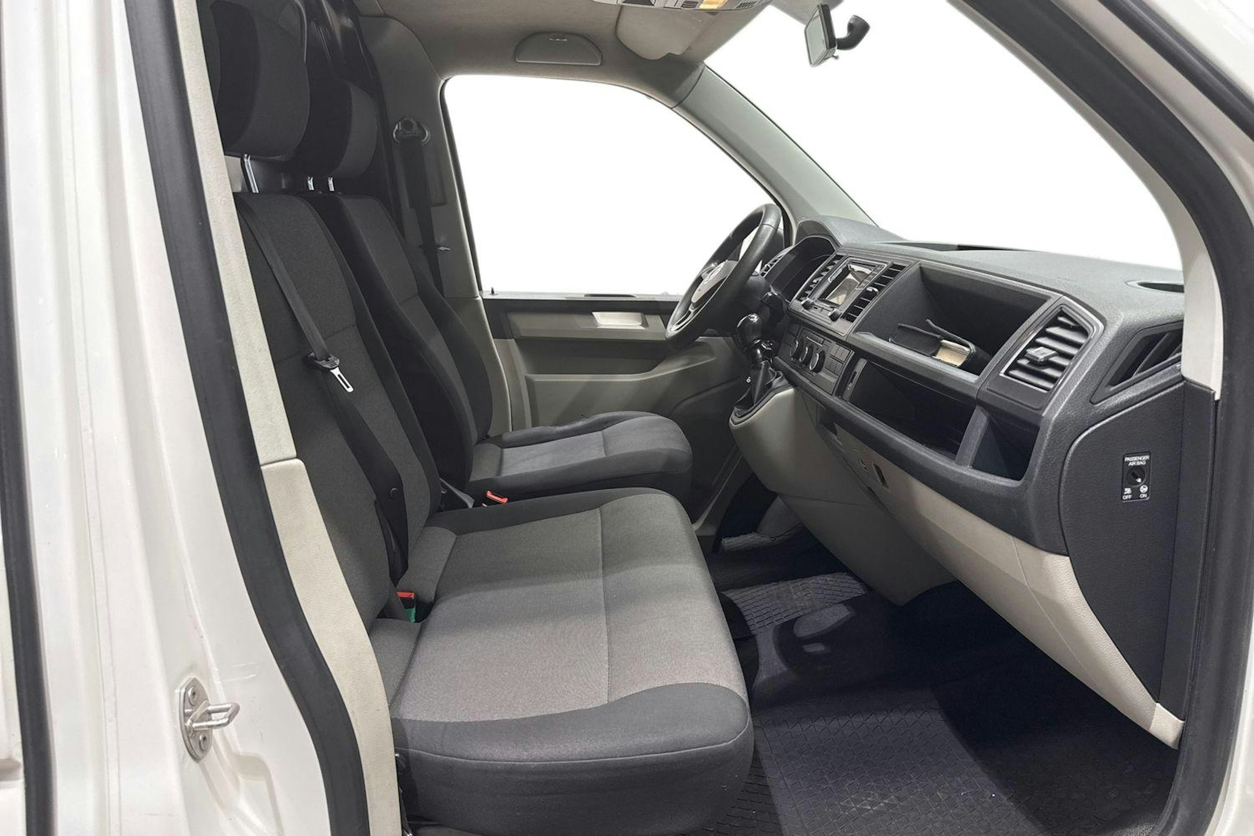 Valkoinen Volkswagen Transporter 2016 kuva 10.