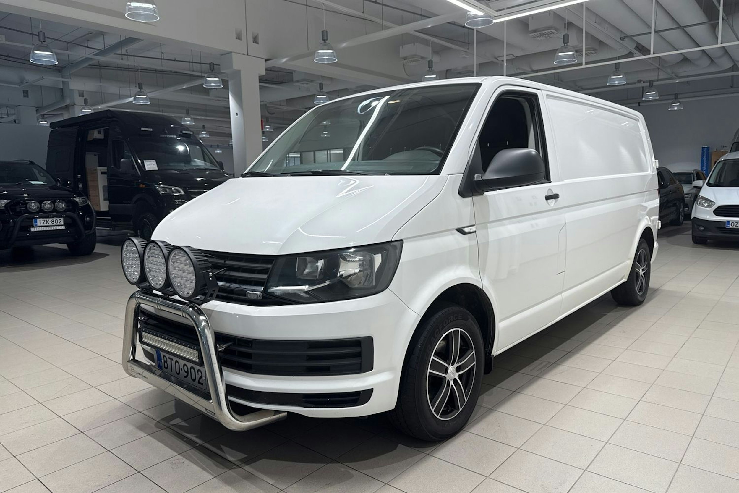 Valkoinen Volkswagen Transporter 2016 kuva 13.