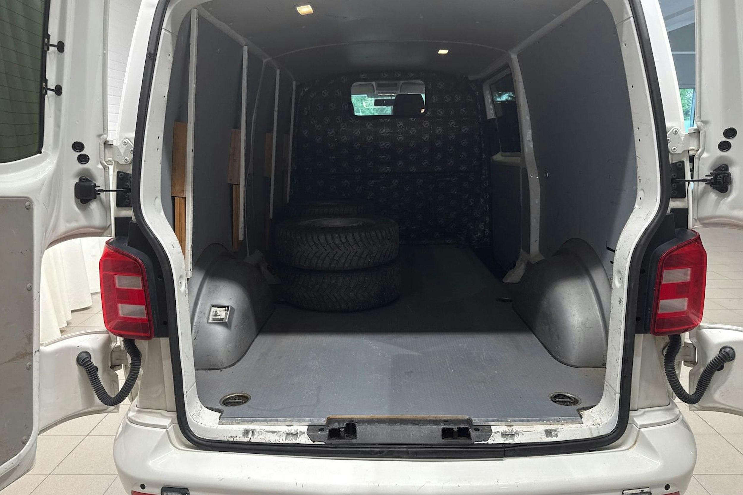Valkoinen Volkswagen Transporter 2016 kuva 15.