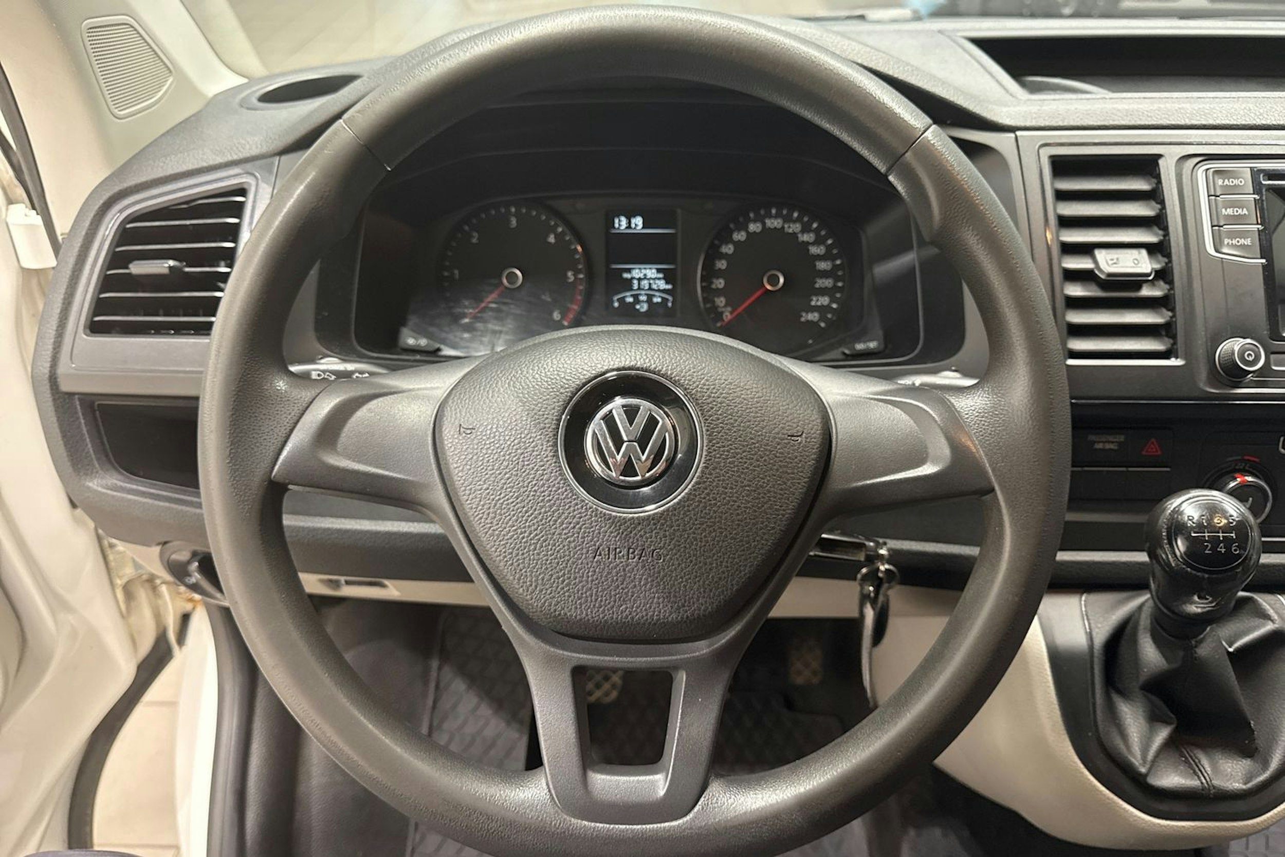 Valkoinen Volkswagen Transporter 2016 kuva 17.