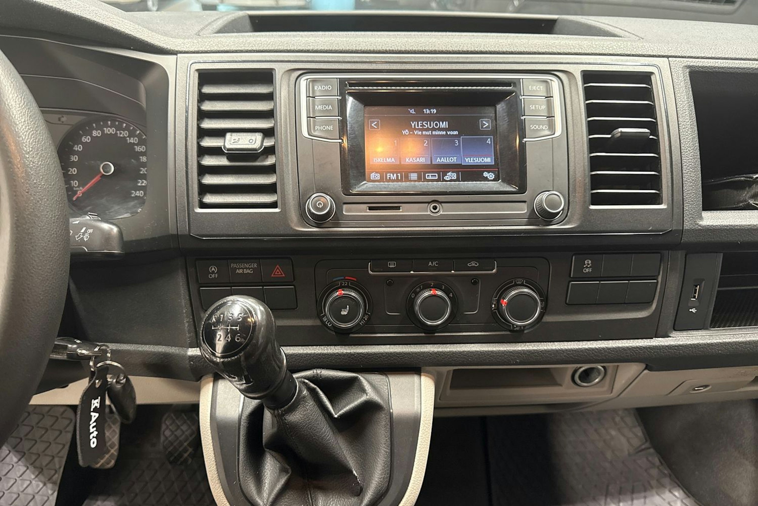 Valkoinen Volkswagen Transporter 2016 kuva 18.