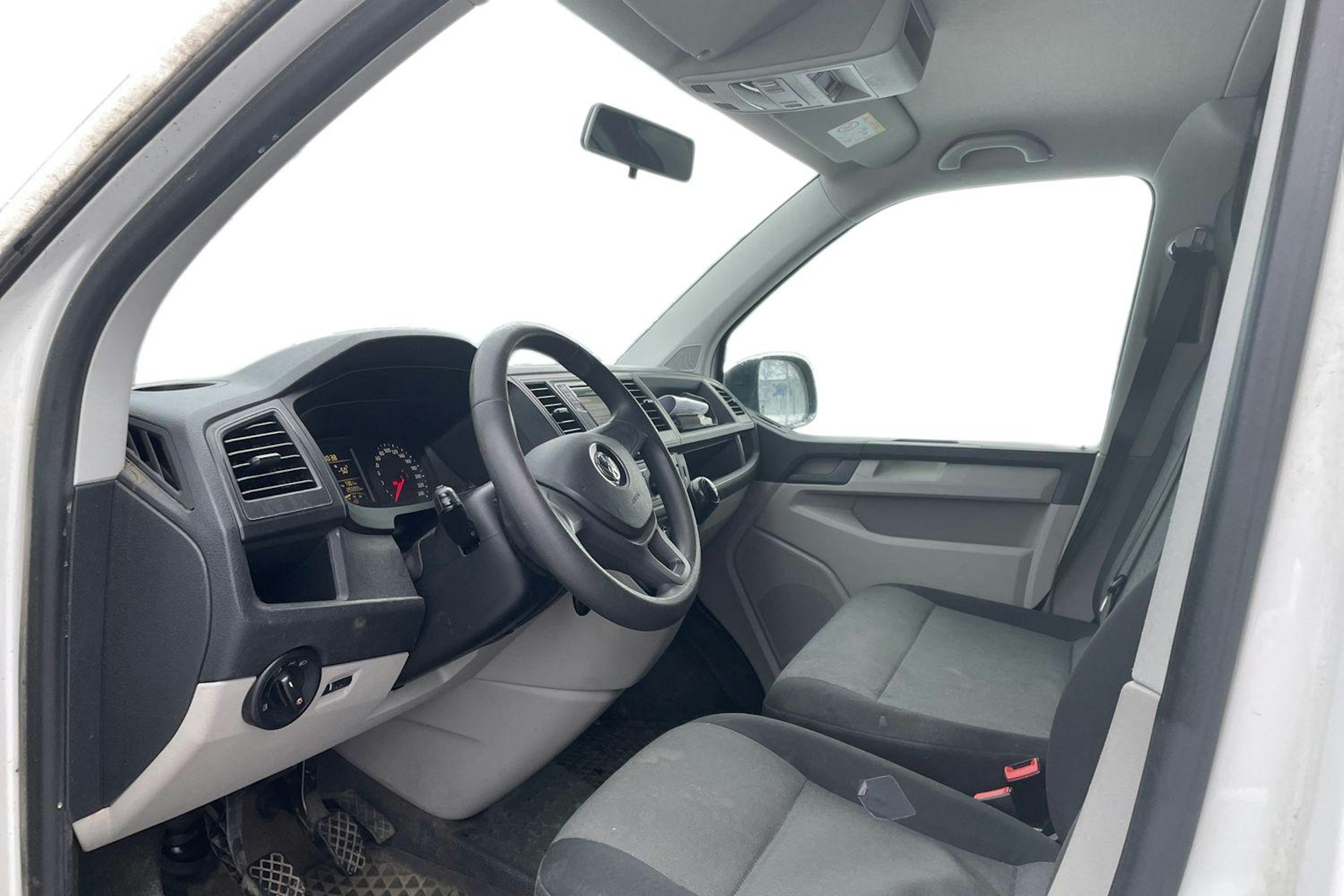 valkoinen Volkswagen Transporter 2016 kuva 3.