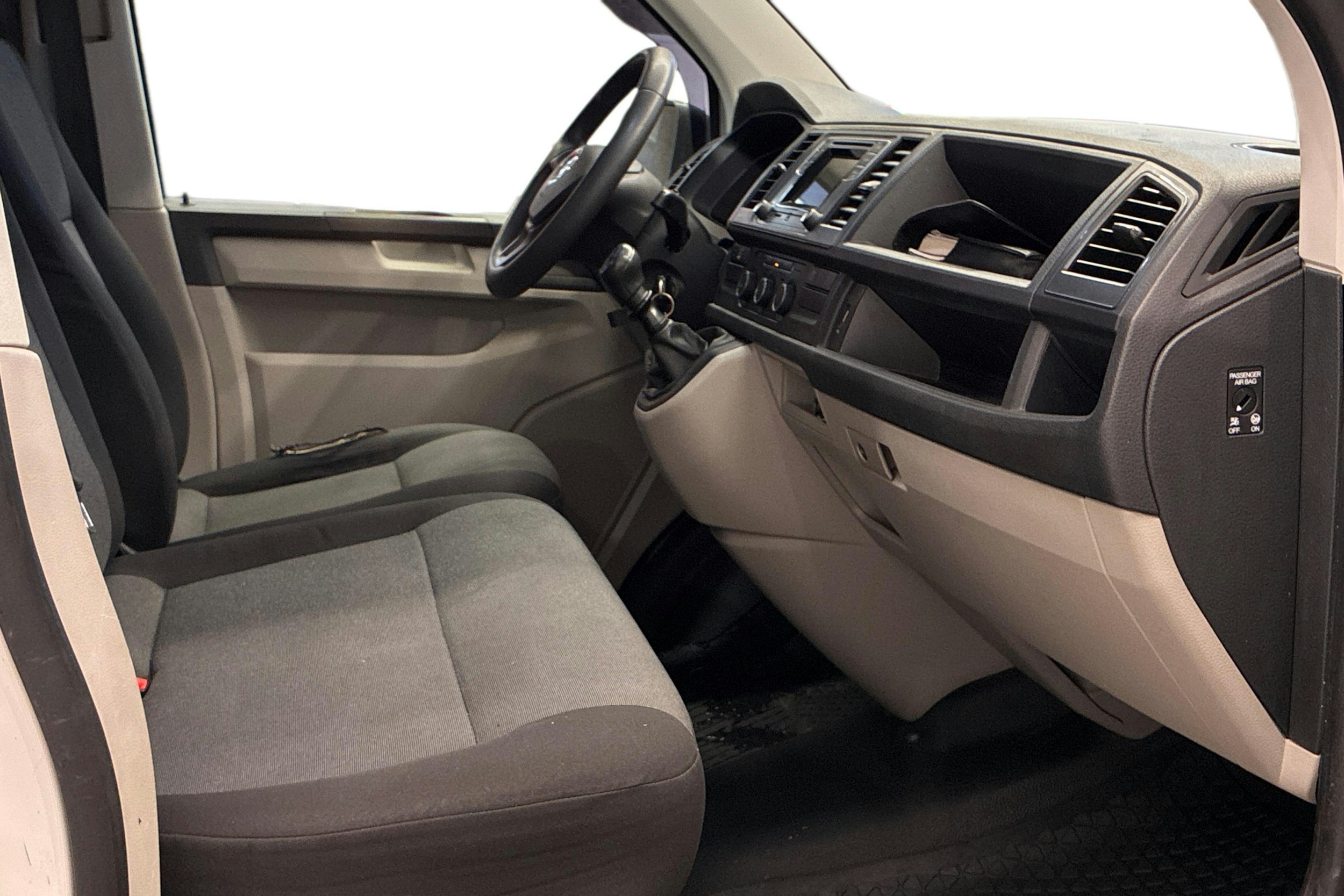 valkoinen Volkswagen Transporter 2016 kuva 11.