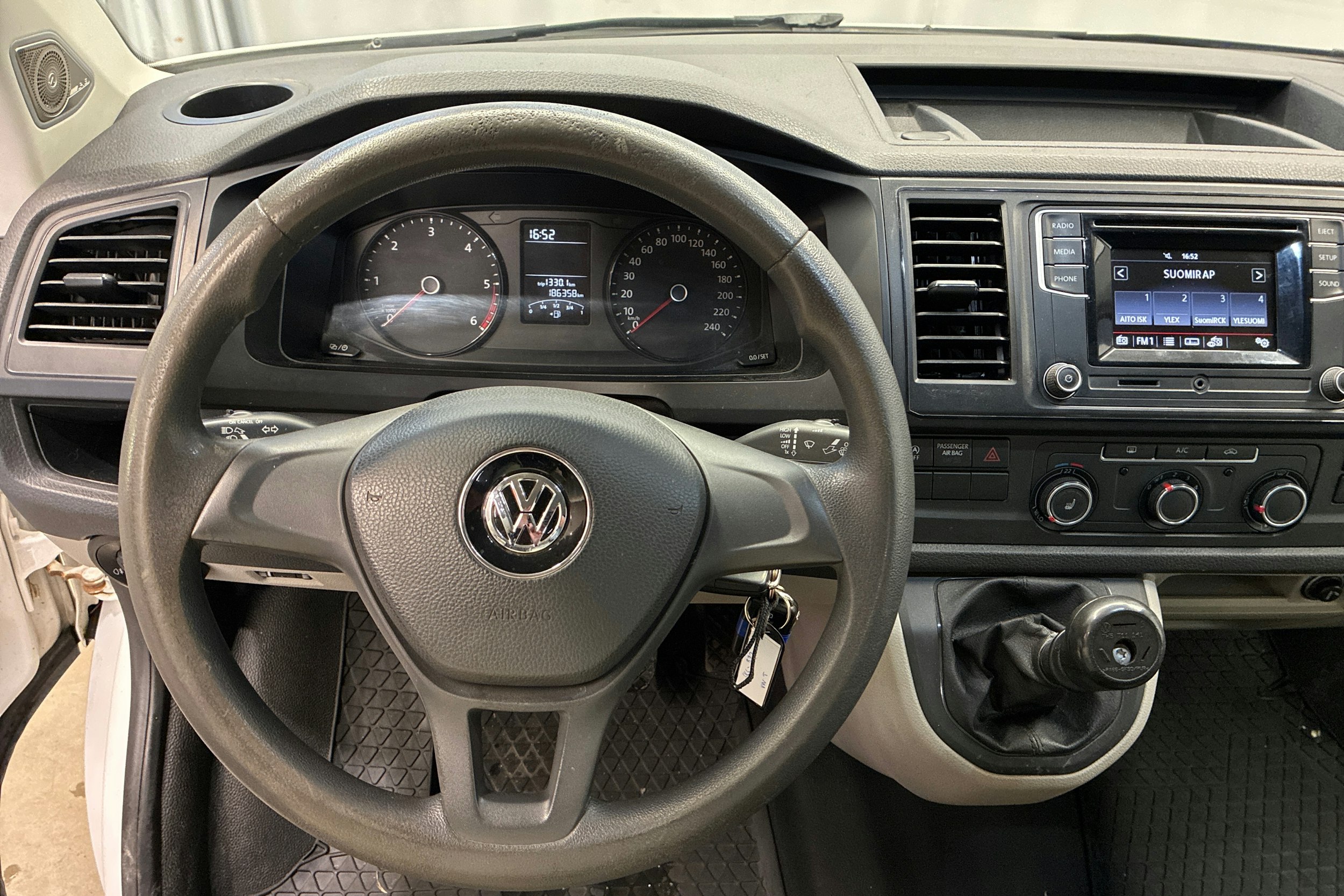 valkoinen Volkswagen Transporter 2016 kuva 13.