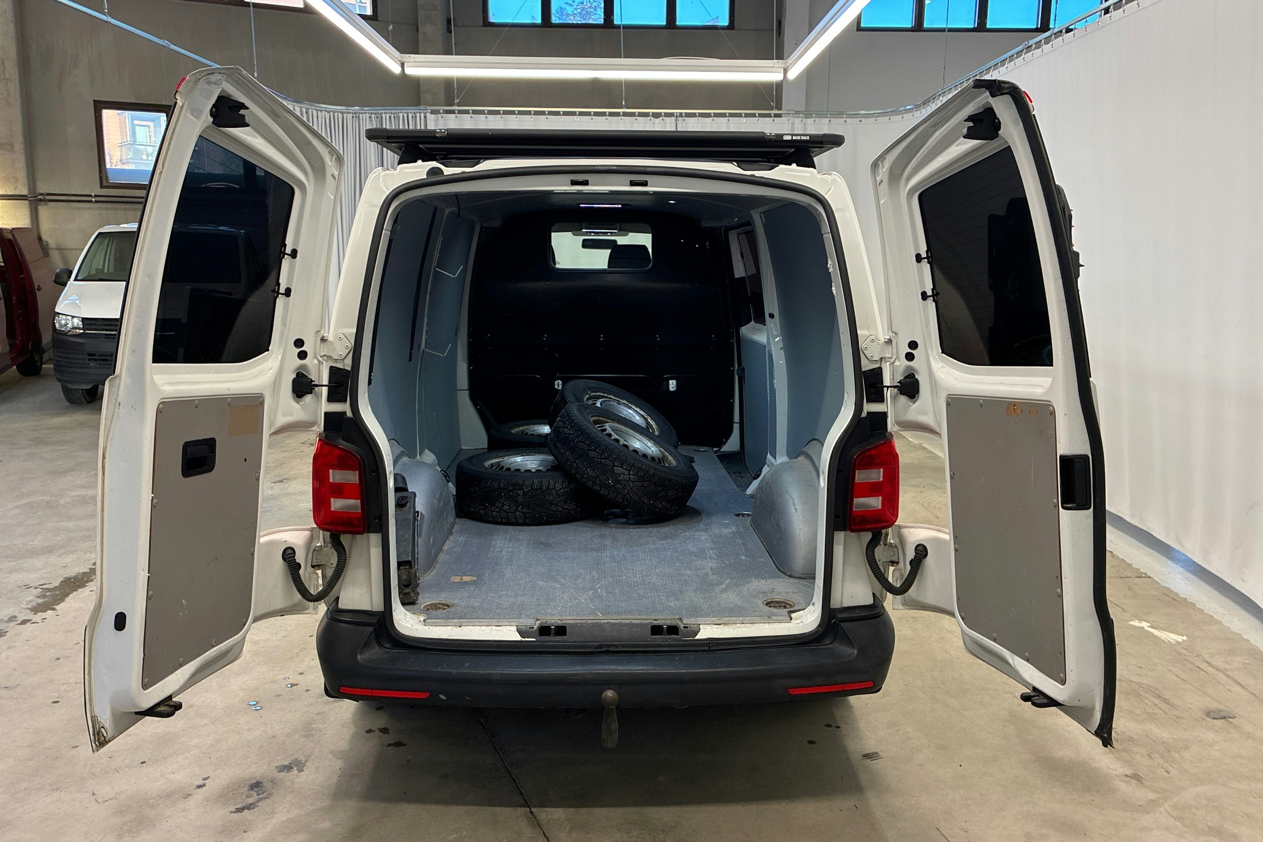 valkoinen Volkswagen Transporter 2016 kuva 19.