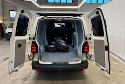 valkoinen Volkswagen Transporter 2016 kuva 19.