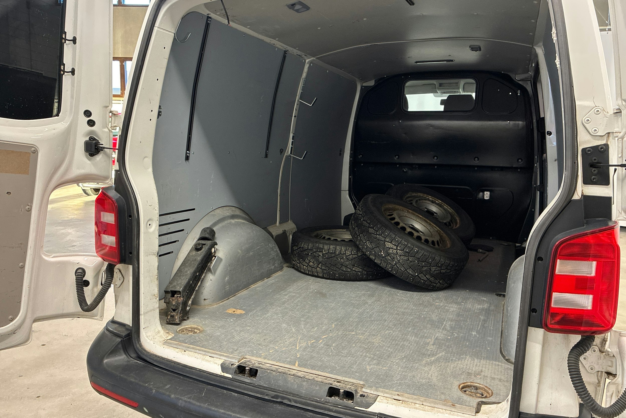 valkoinen Volkswagen Transporter 2016 kuva 20.