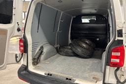 valkoinen Volkswagen Transporter 2016 kuva 20.