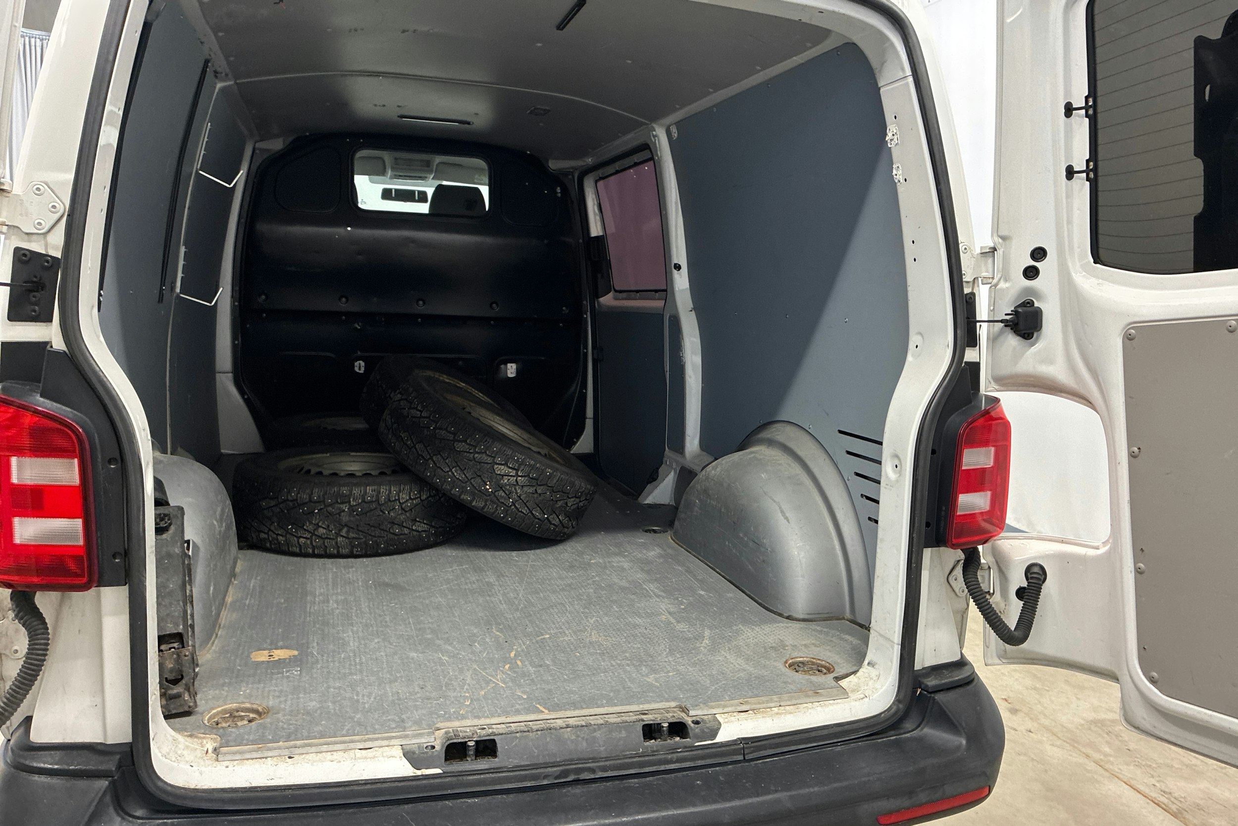 valkoinen Volkswagen Transporter 2016 kuva 21.