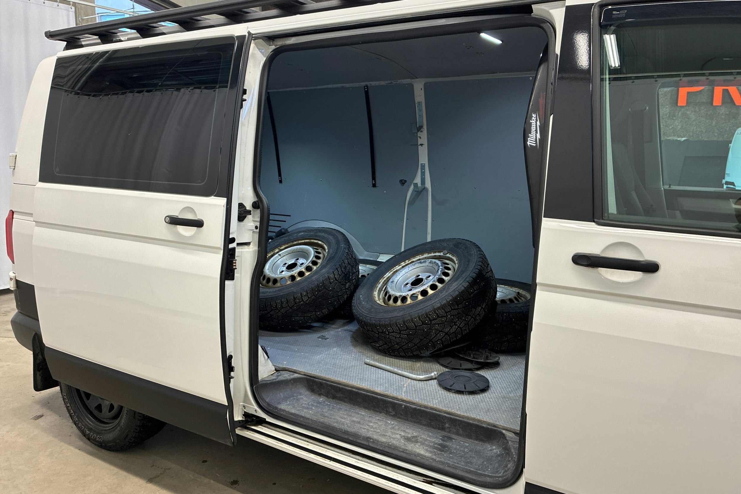 valkoinen Volkswagen Transporter 2016 kuva 22.