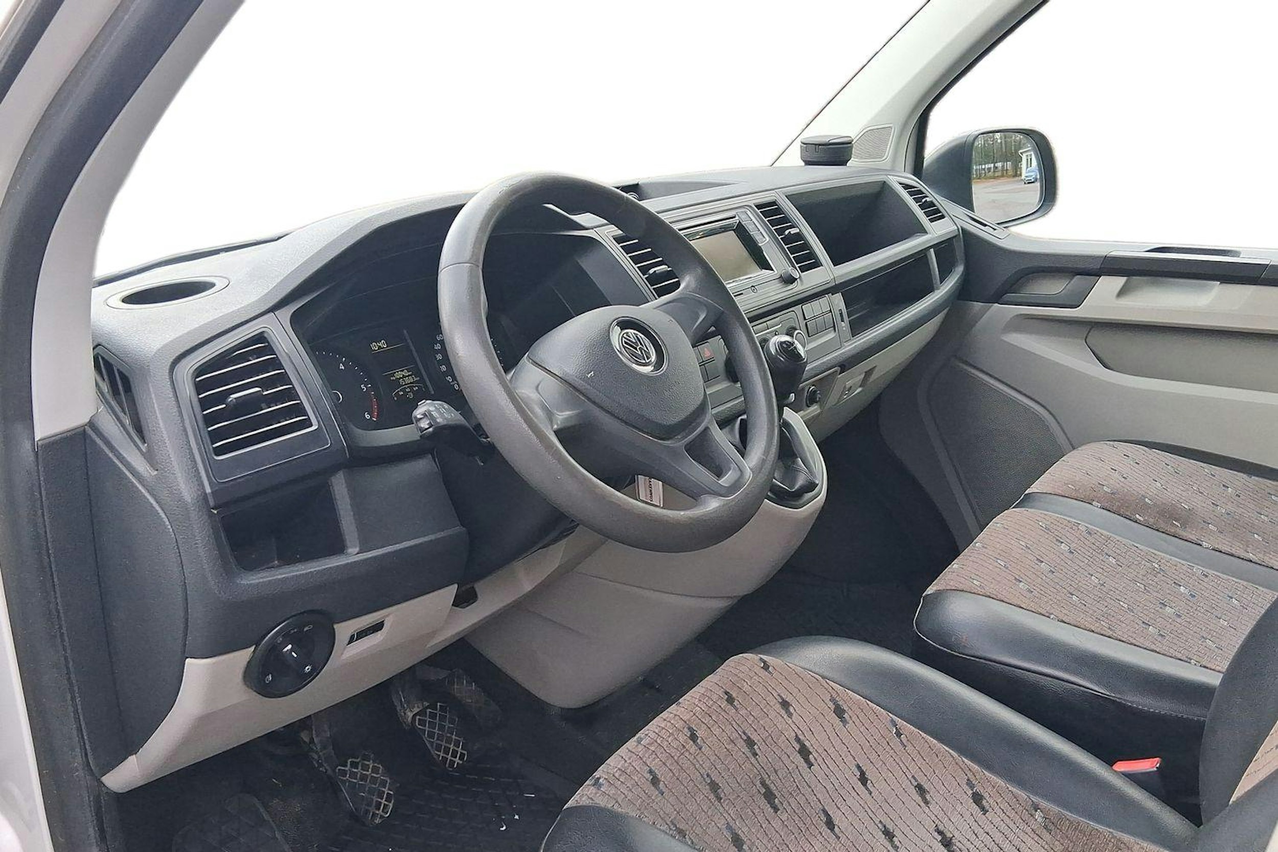 valkoinen Volkswagen Transporter 2016 kuva 7.