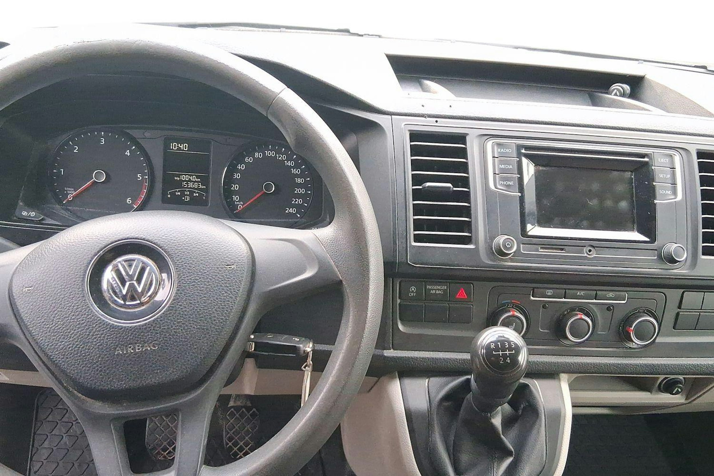 valkoinen Volkswagen Transporter 2016 kuva 9.