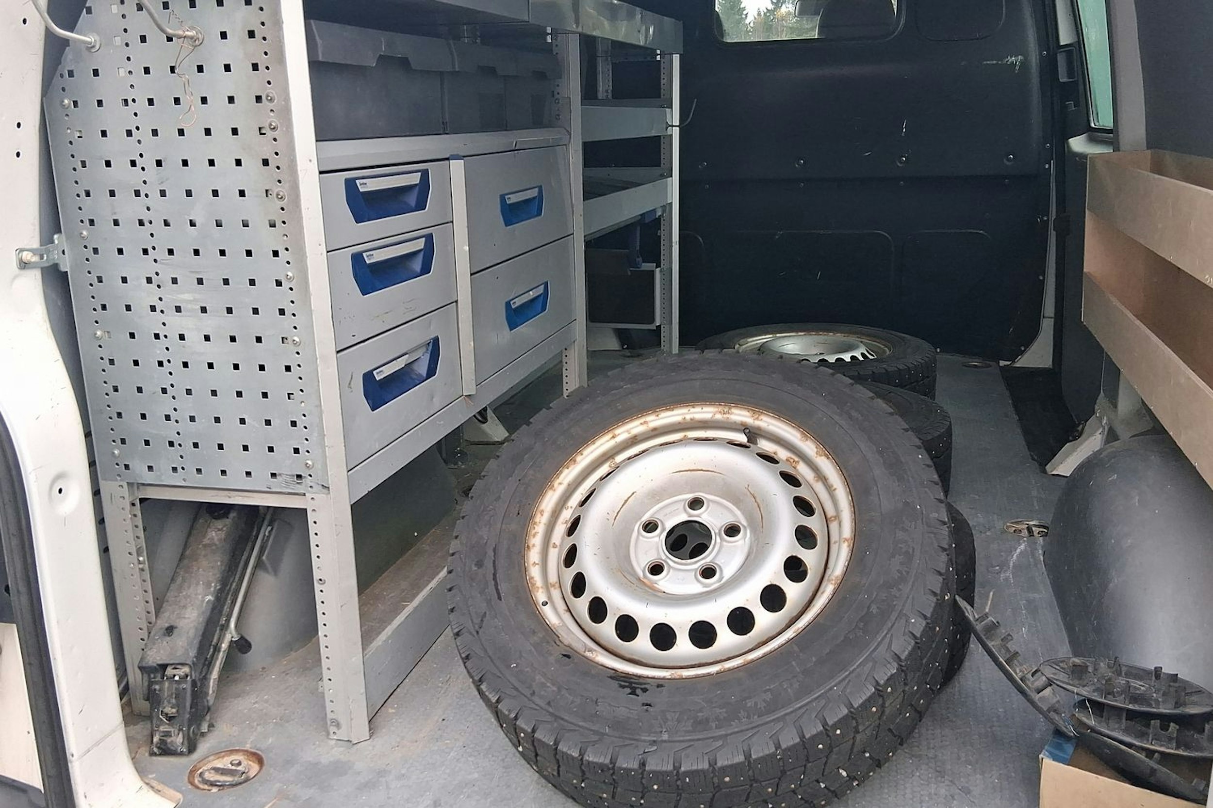 valkoinen Volkswagen Transporter 2016 kuva 10.