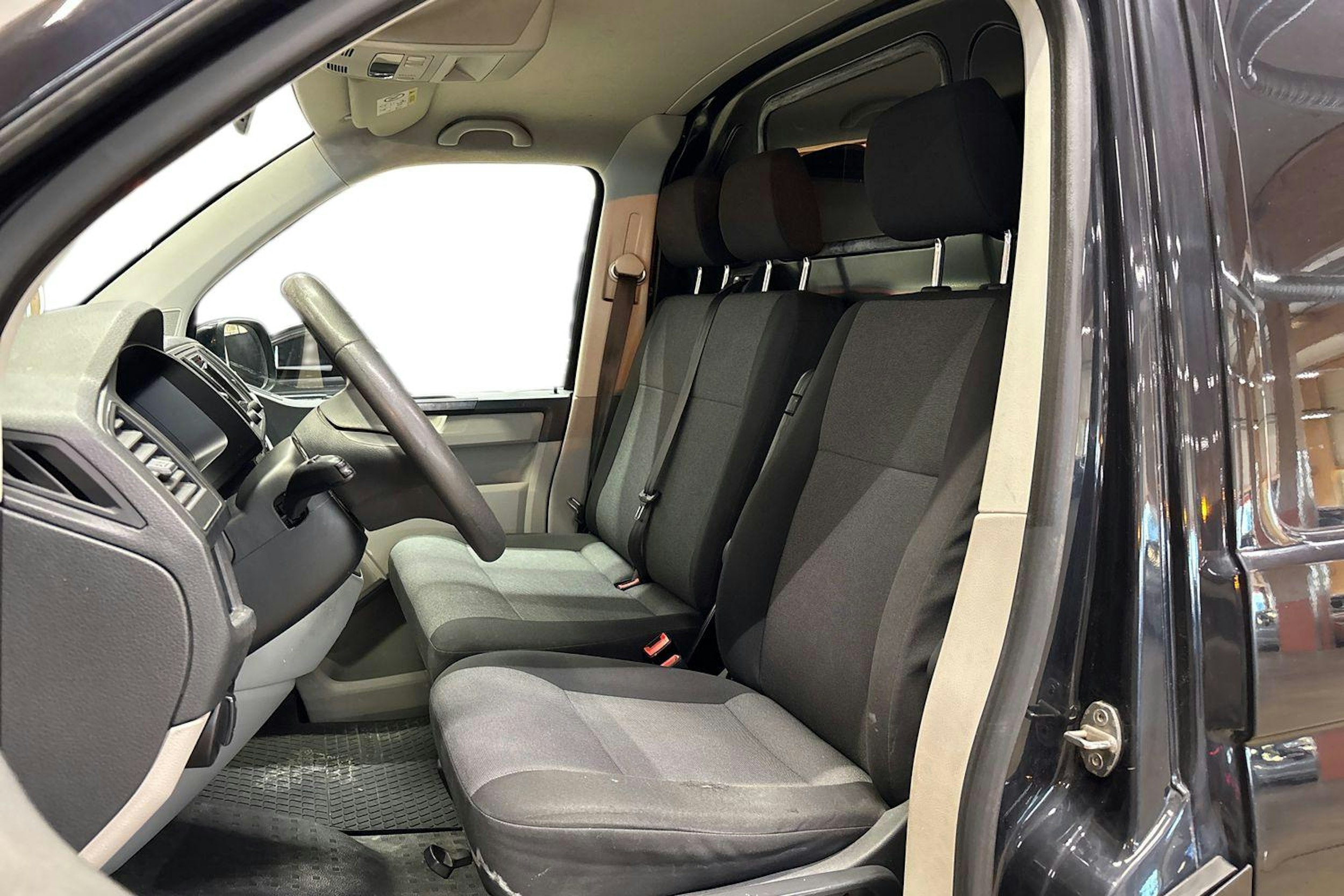 musta Volkswagen Transporter 2017 kuva 8.