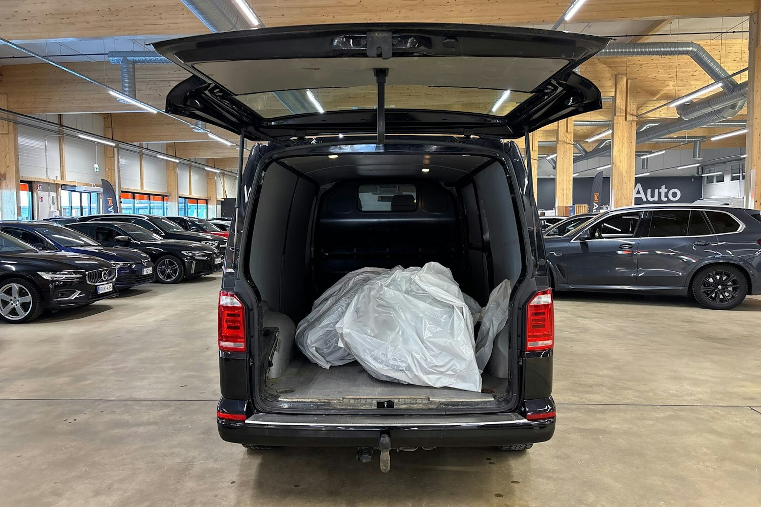 musta Volkswagen Transporter 2017 kuva 25.