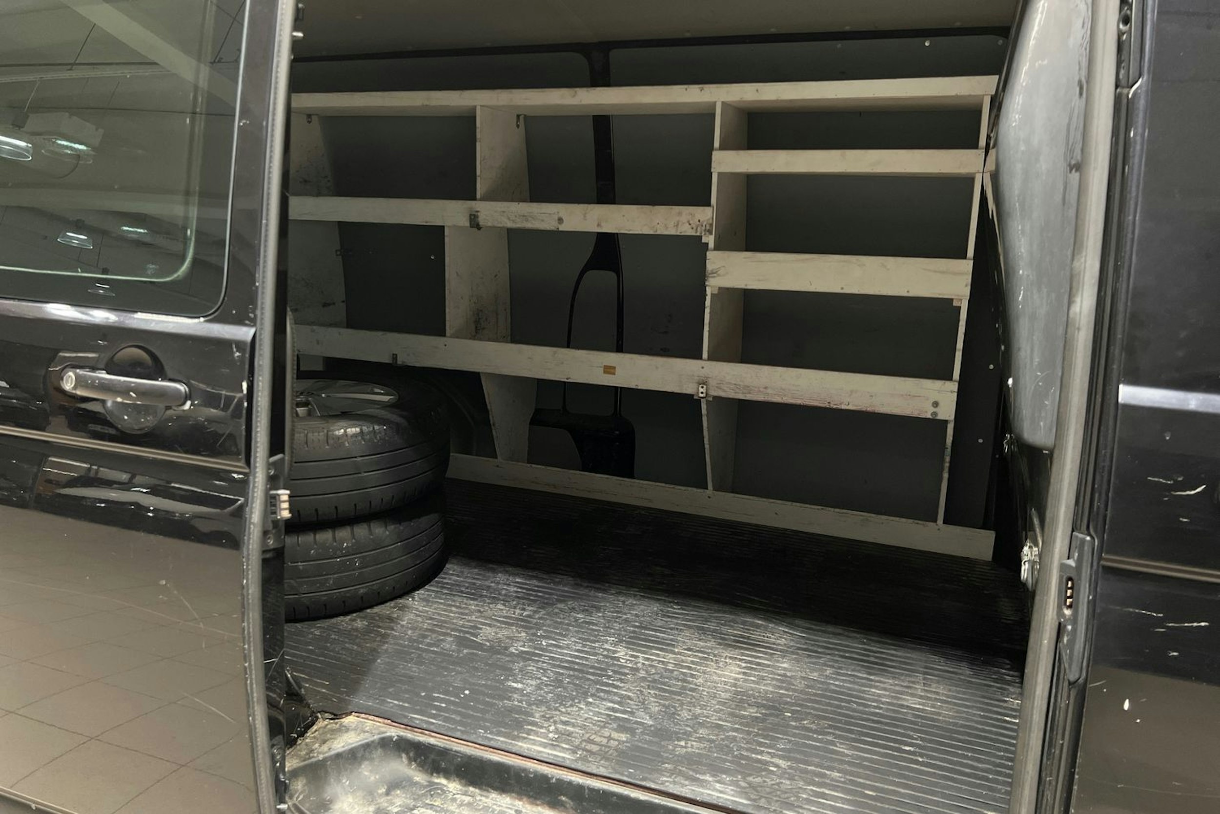 musta Volkswagen Transporter 2016 kuva 18.