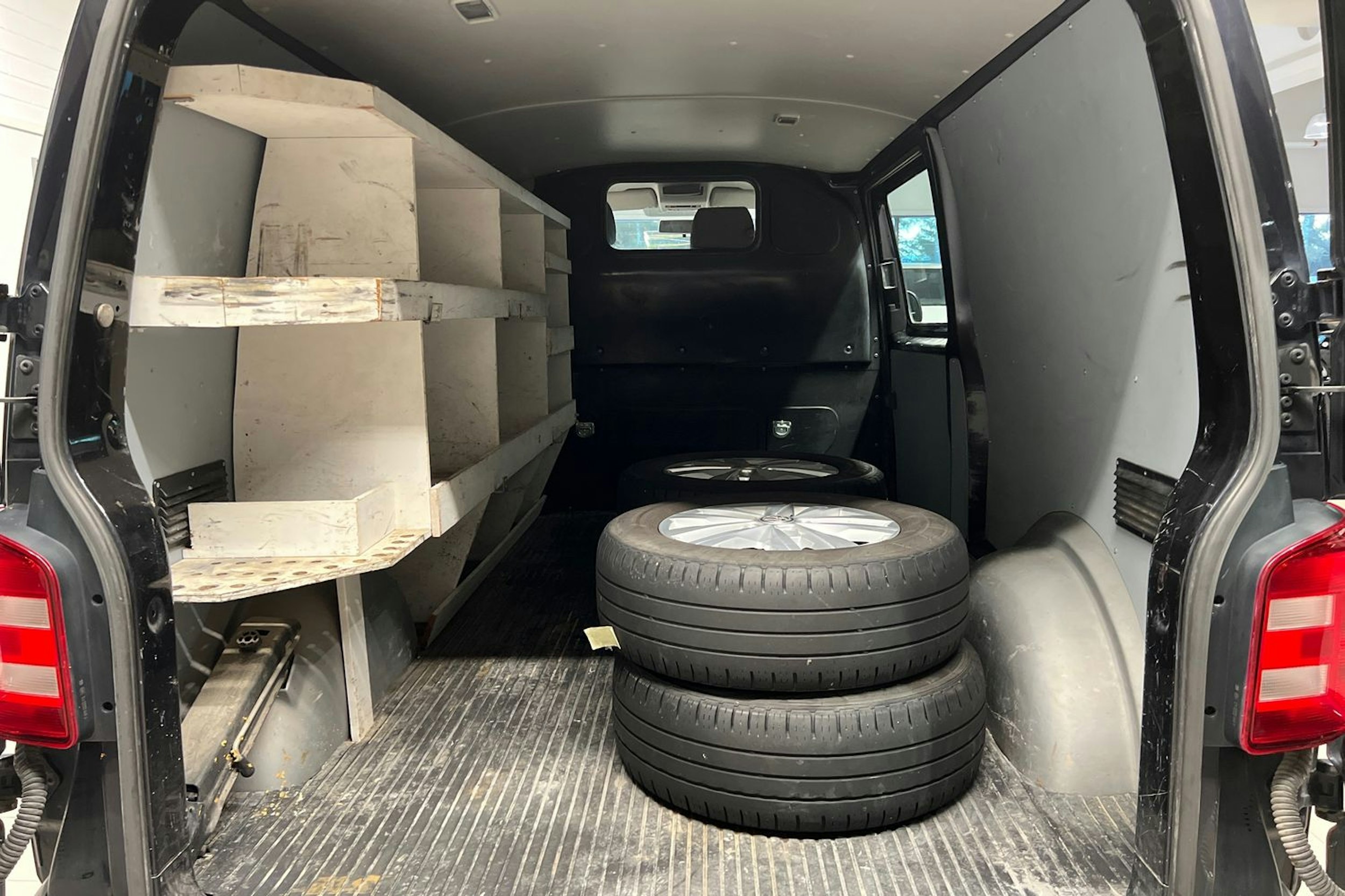 musta Volkswagen Transporter 2016 kuva 19.