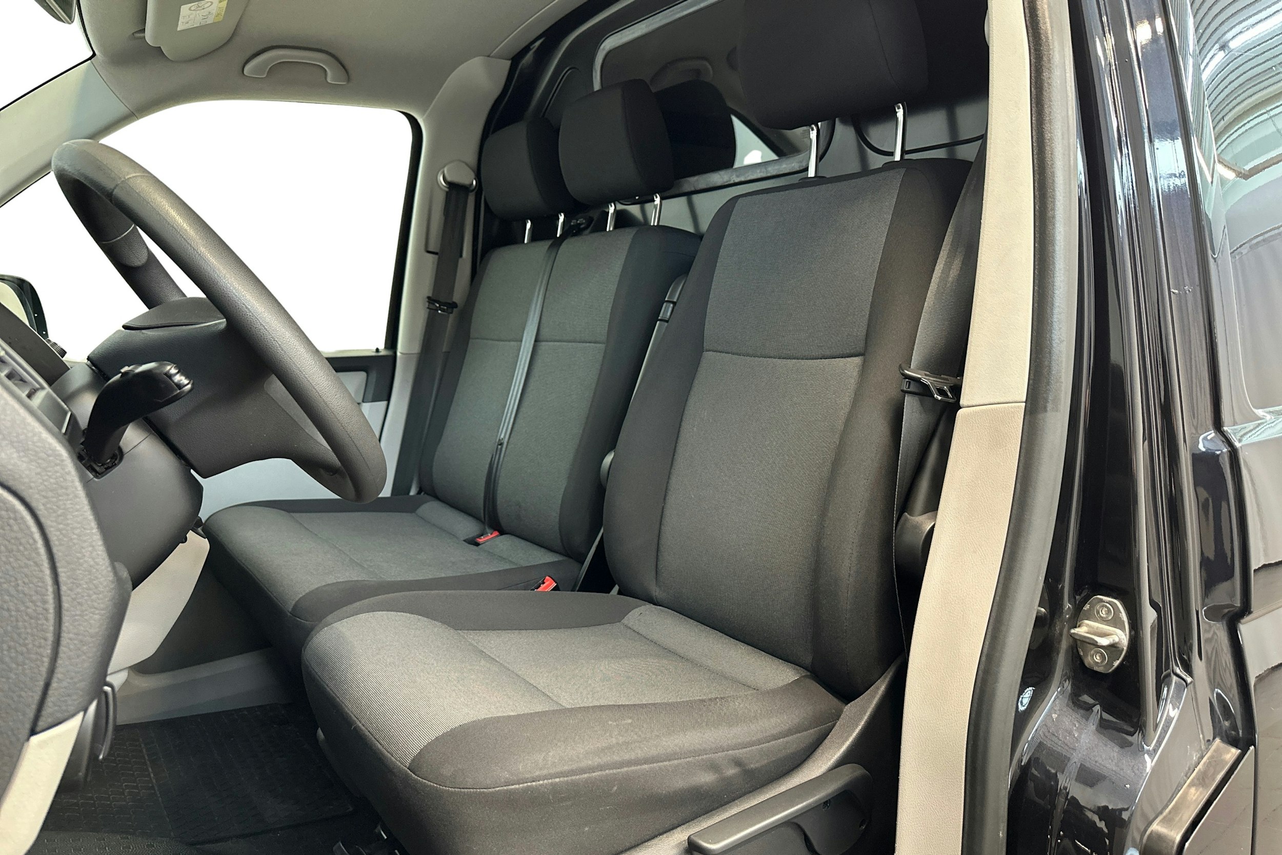 Musta Volkswagen TRANSPORTER 2016 kuva 10.