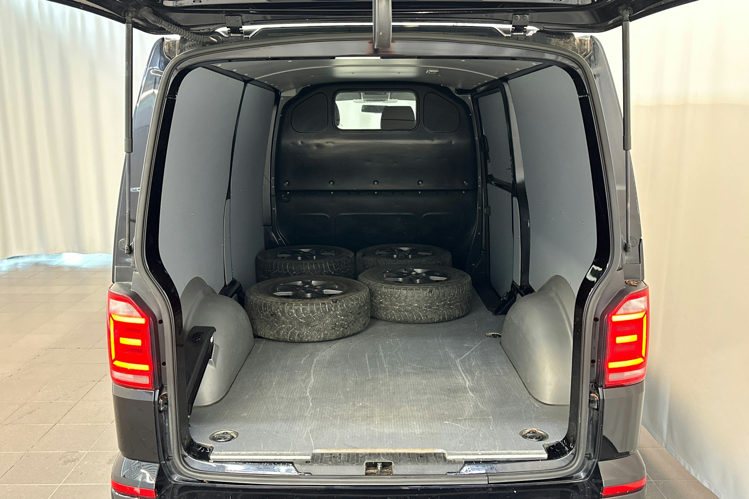 Musta Volkswagen TRANSPORTER 2016 kuva 14.
