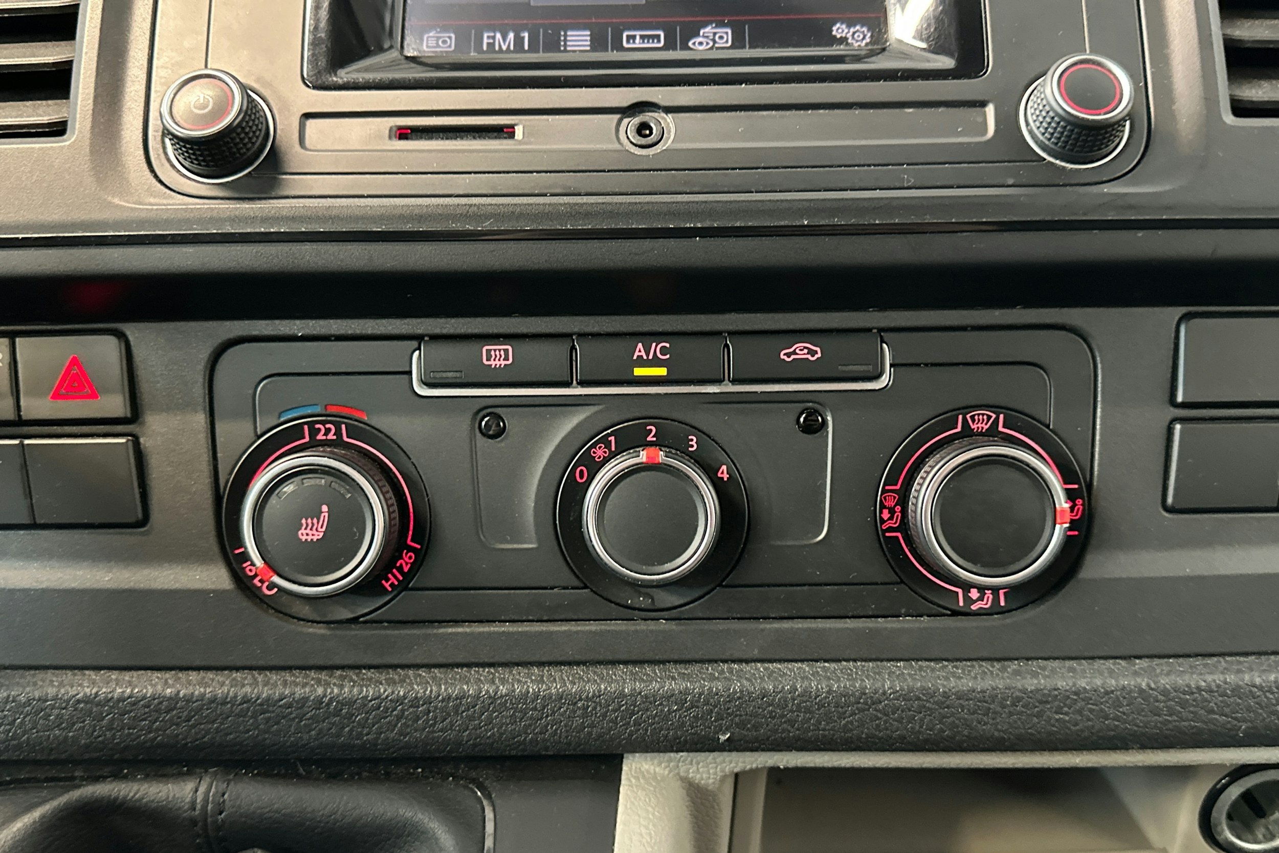 Musta Volkswagen TRANSPORTER 2016 kuva 21.