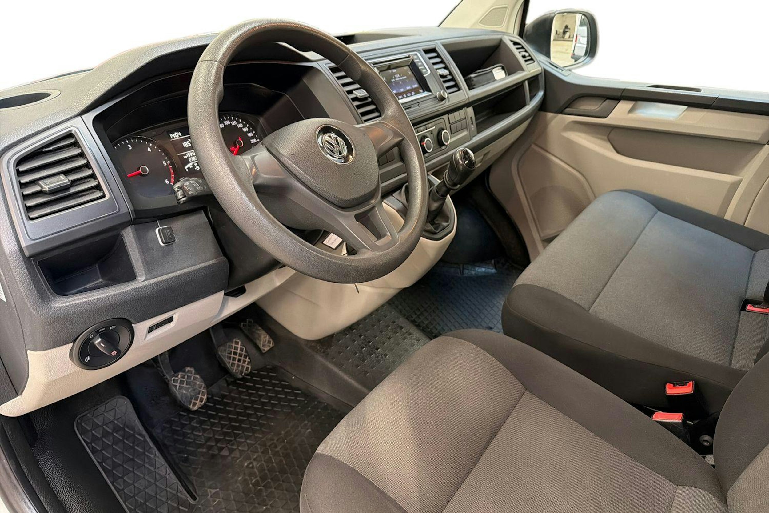 valkoinen Volkswagen Transporter 2017 kuva 8.